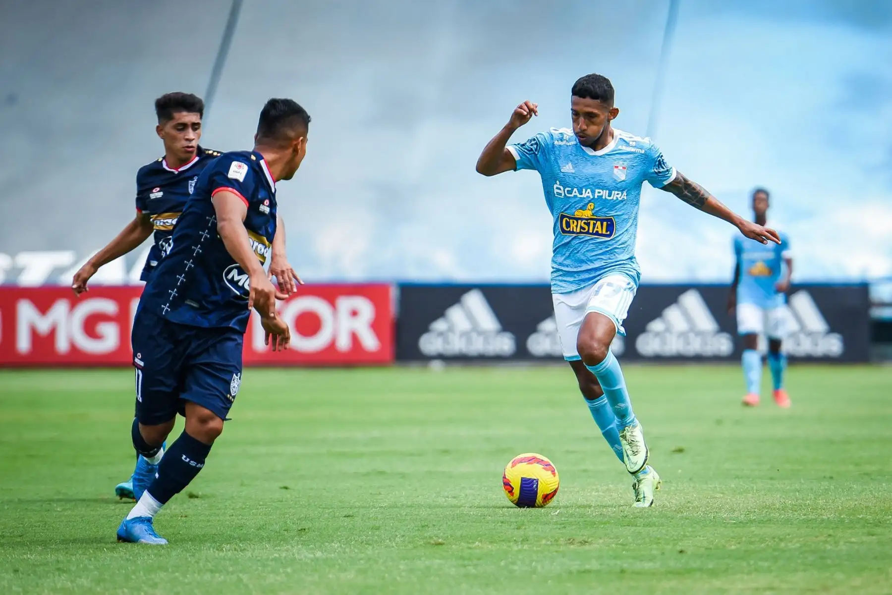 Christofer Gonzáles de Sporting Cristal enfrenta a su rival de San Martín durante partido por la octava fecha de la Liga 1, en el estadio Alberto Gallardo. Foto: Club Sporting Cristal