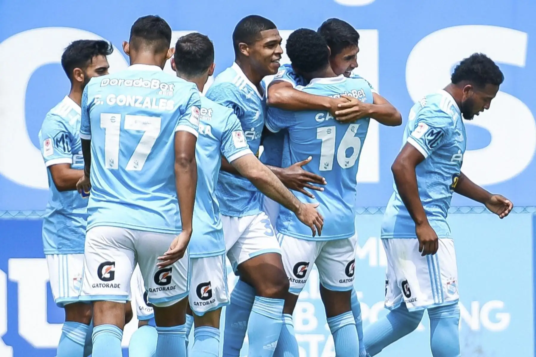Irven Ávila de Sporting Cristal celebra junto a sus compañeros tras anotar ante San Martín durante partido por la octava fecha de la Liga 1, en el estadio Alberto Gallardo. Foto: Club Sporting Cristal
