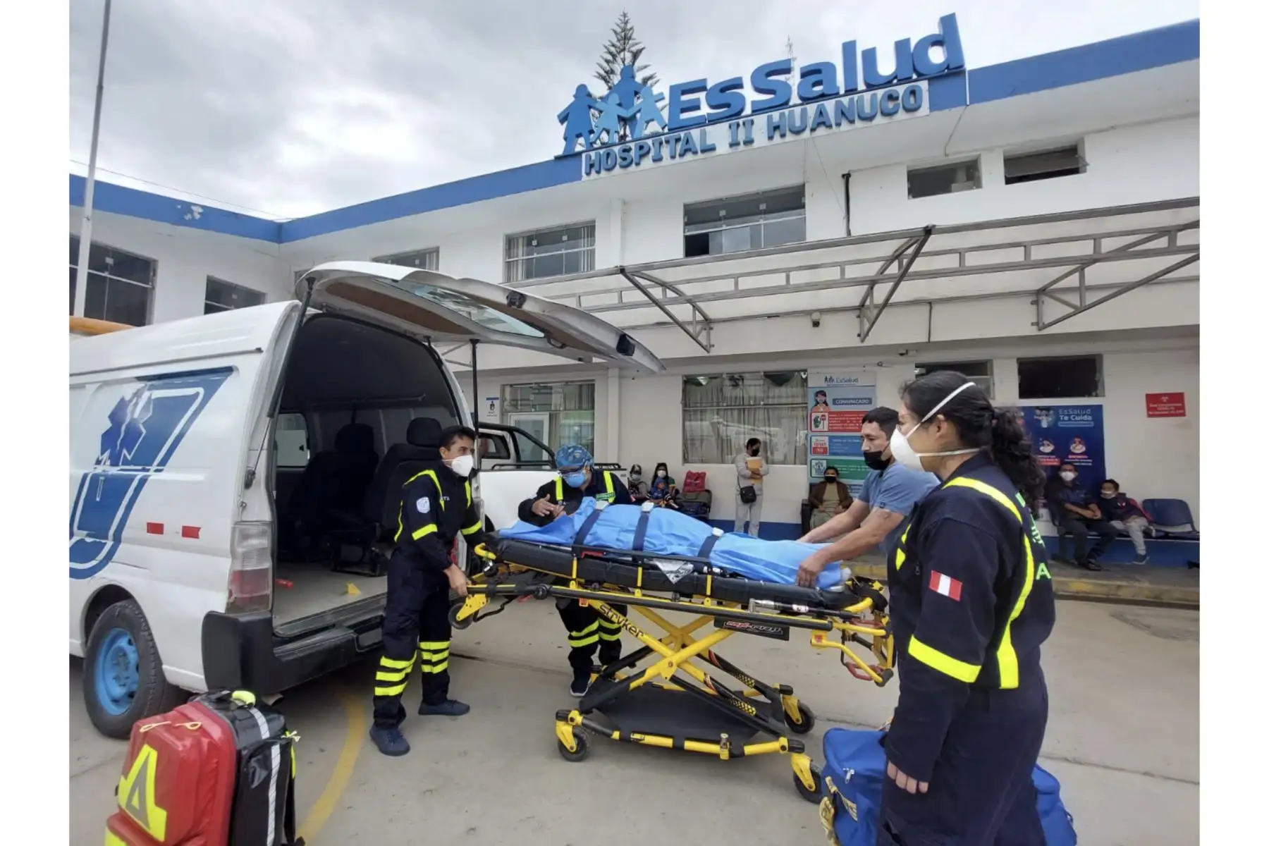 La emergencia se originó por una ruptura prematura de membrana y otras complicaciones que ponían en riesgo la vida de la gestante y de su bebé. Foto: ANDINA/EsSalud.