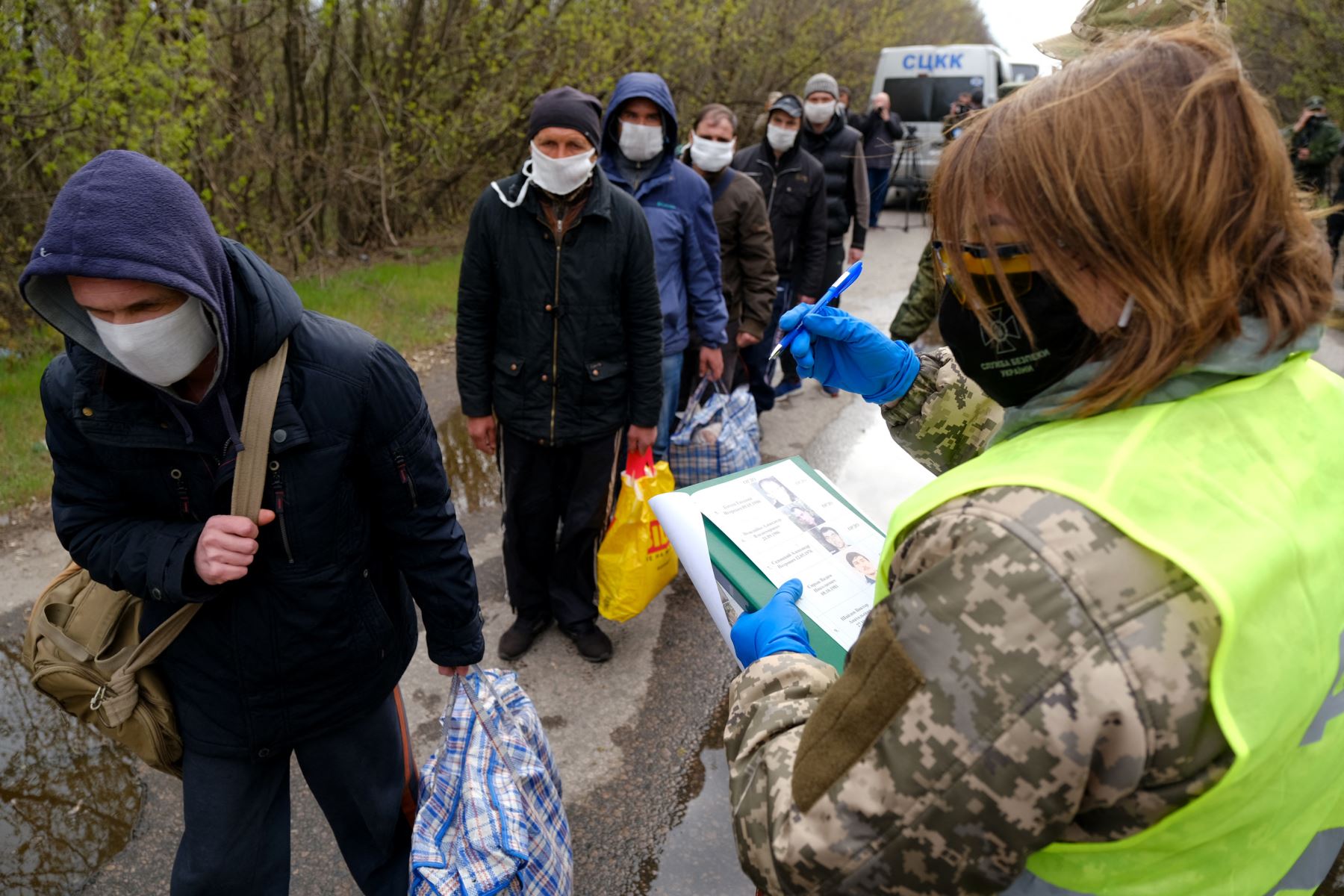 El pasado 24 de marzo se produjo un primer canje de prisioneros, en el que fueron intercambiados diez solados ucranianos por diez rusos. Foto: AFP.