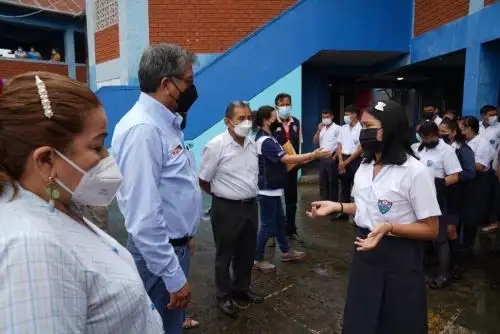 “Tenemos que saber convivir con este problema de salud, por eso es necesario cumplir con las vacunas, que se han convertido en el arma para luchar contra el covid-19", dijo el ministro de Educación. Foto: Minedu