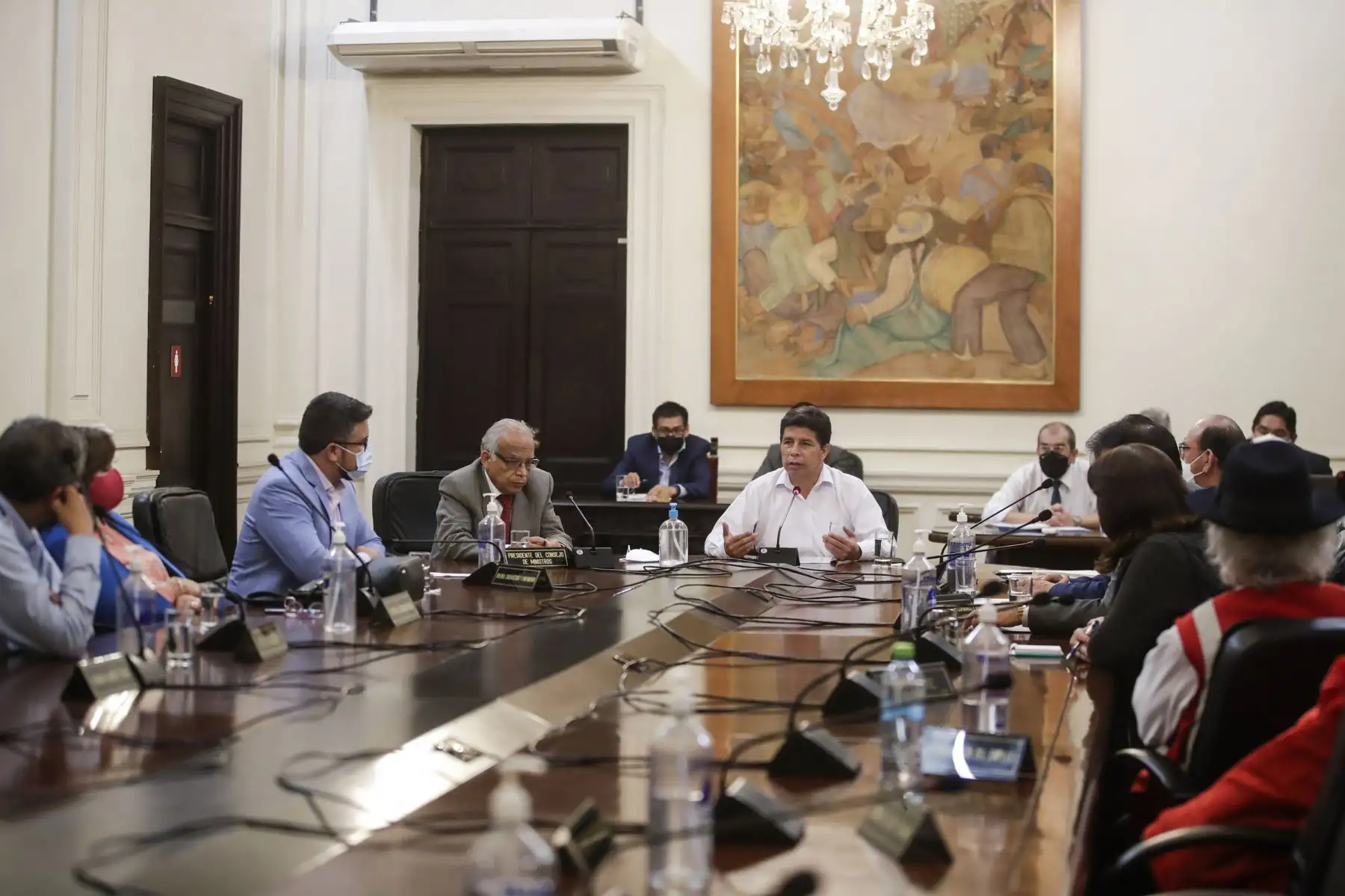 El jefe de Estado, Pedro Castillo, lidera una sesión extraordinaria del Consejo de Ministros en Palacio de Gobierno para evaluar y atender las demandas de diversos sectores del país. Foto: ANDINA/Prensa Presidencia