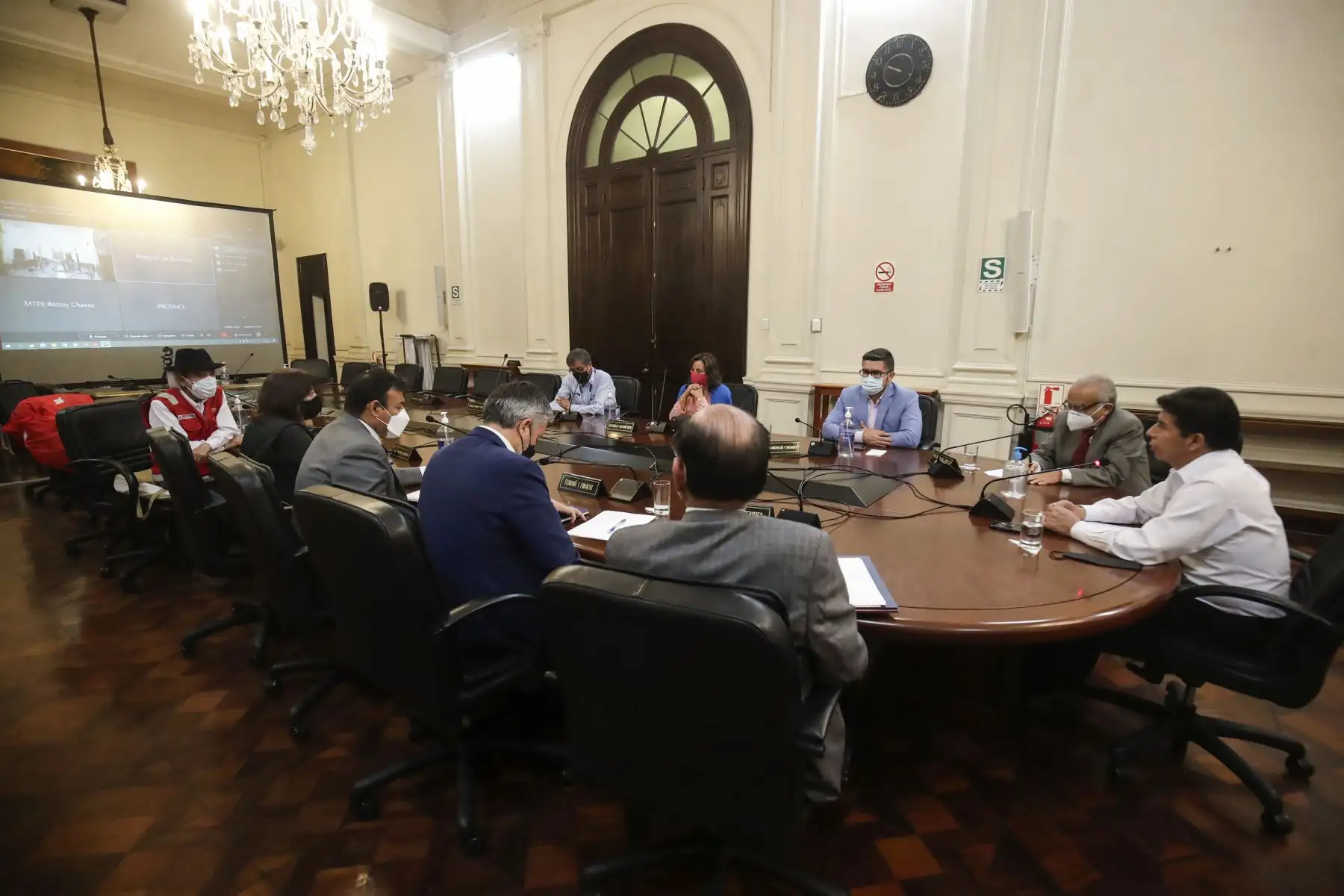 El jefe de Estado, Pedro Castillo, lidera una sesión extraordinaria del Consejo de Ministros para evaluar y atender las demandas de diversos sectores del país.. Foto: ANDINA/Prensa Presidencia