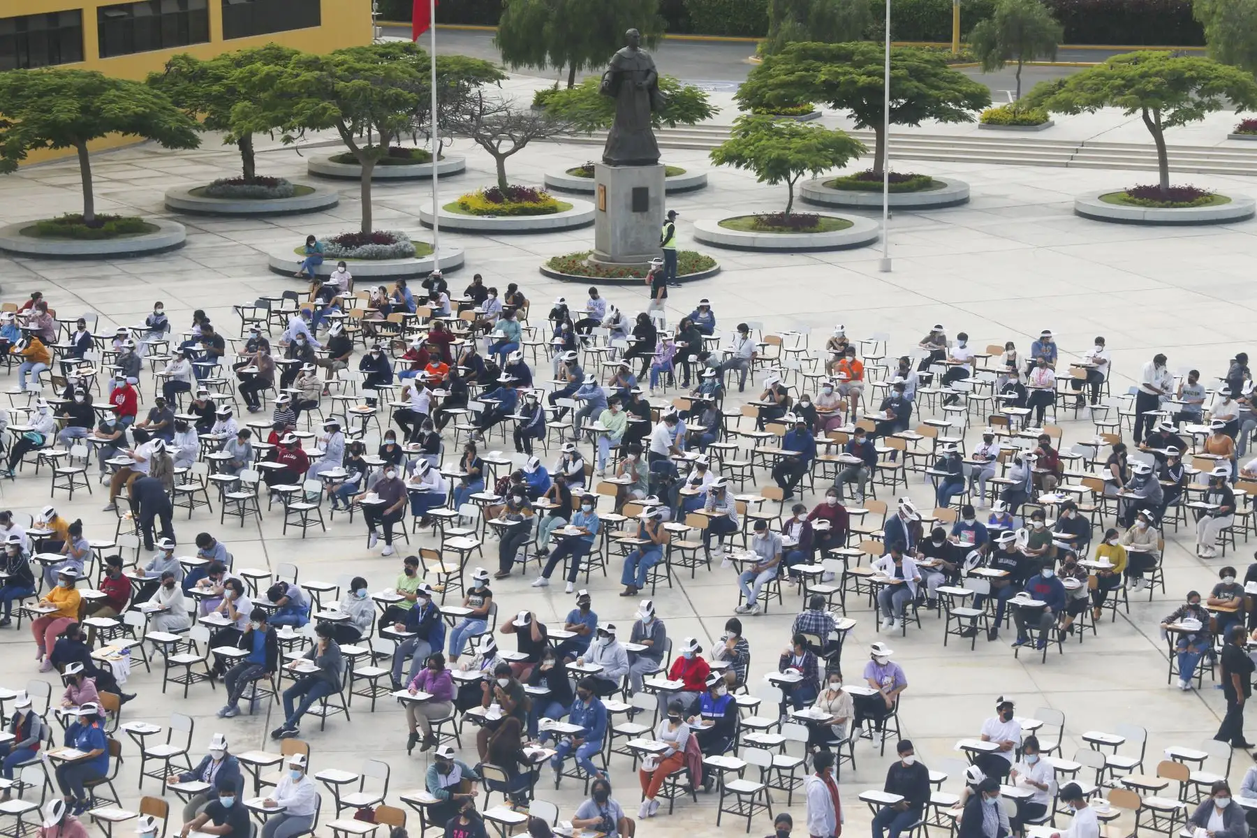 16,000 postulantes rendirán hoy el examen de admisión presencial 2022-II, en la Universidad Nacional Mayor de San Marcos (UNMSM), que no fueron evaluadas en las respectivas fechas por la Oficina Central de Admisión (OCA). Foto: ANDINA/Eddy Ramos