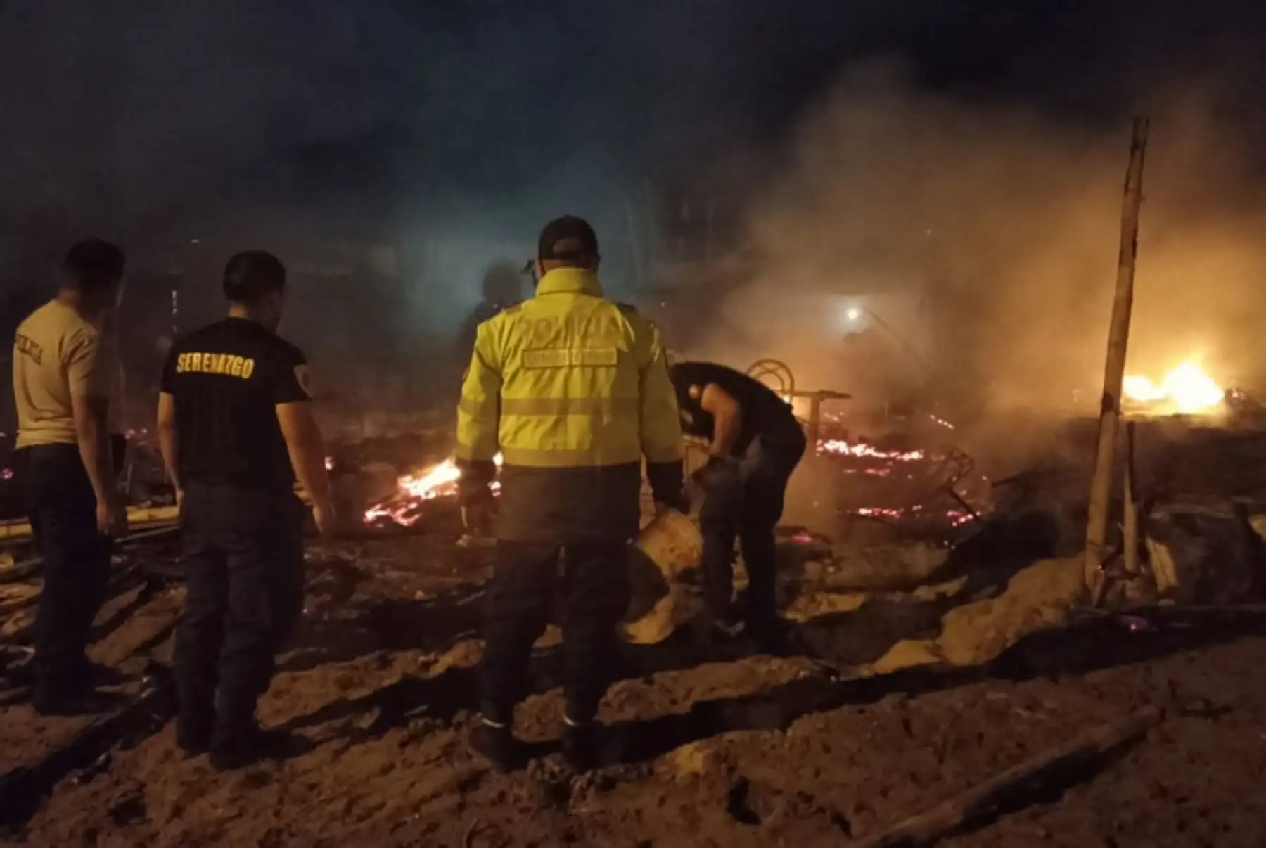Ocho viviendas fueron destruidas por un incendio provocado por un cortocircuito ocurrido esta madrugada en un asentamiento humano de la ciudad de Chimbote, debido a las intensas lluvias que se registran en la provincia del Santa, región Áncash.