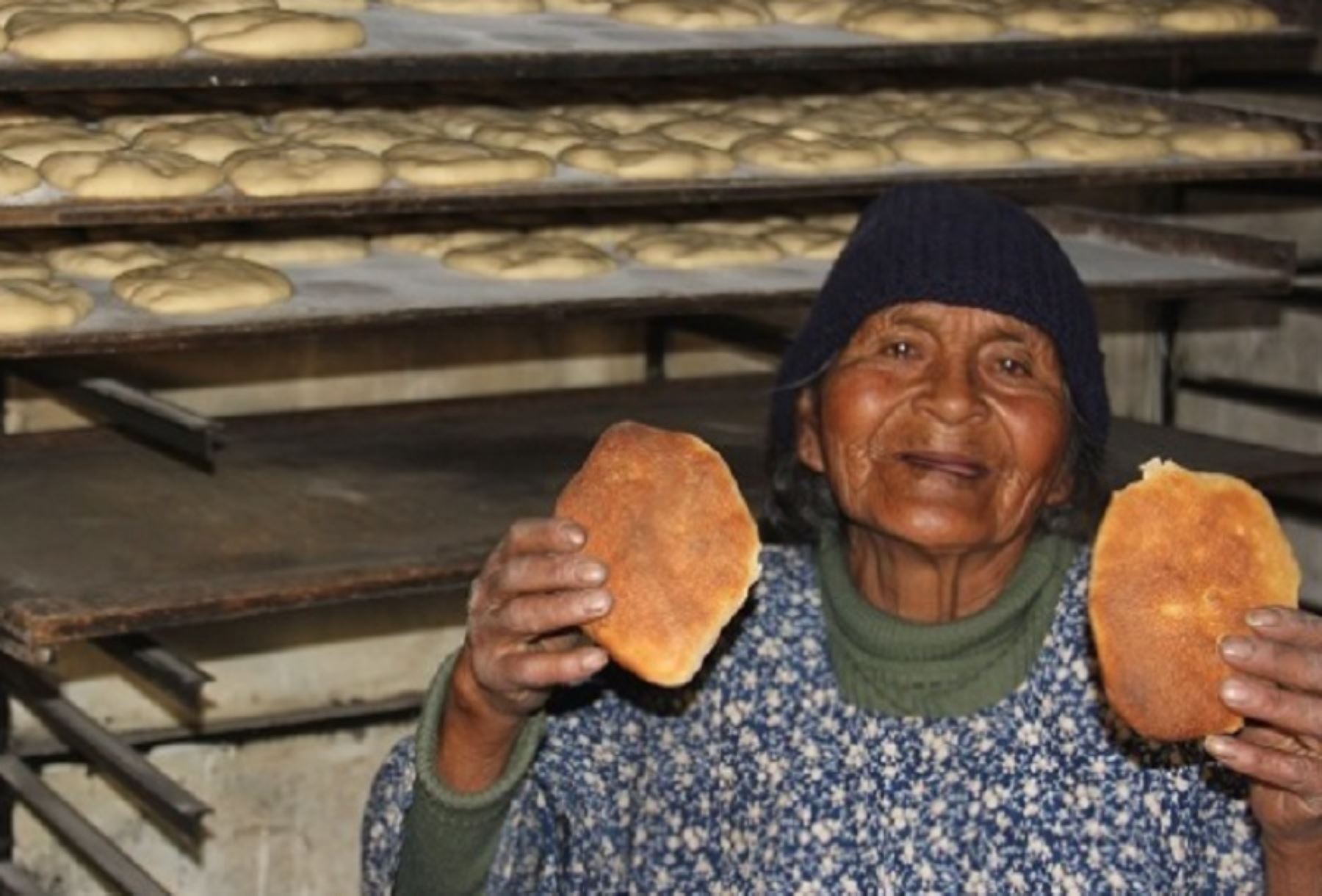 Genoveva Mamani Quispe, usuaria de Pensión 65, elabora deliciosos panes en horno artesanal en Chucuito, región Puno. Foto: Pensión 65.