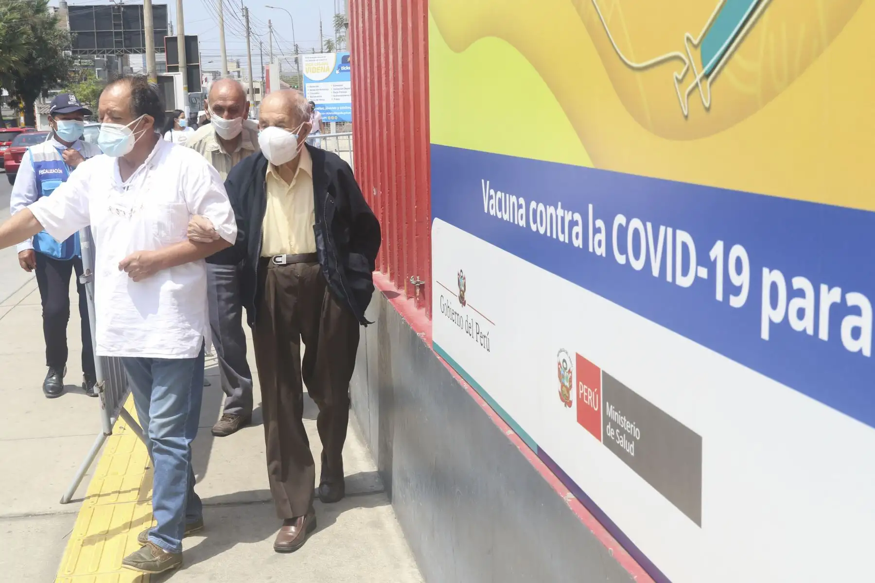 Este sábado 2 de abril inició la aplicación de la cuarta dosis de la vacuna contra el covid-19 a mayores de 70 años y personas con inmunocompromiso que residen en Lima y Callao. Foto: ANDINA/Eddy Ramos
