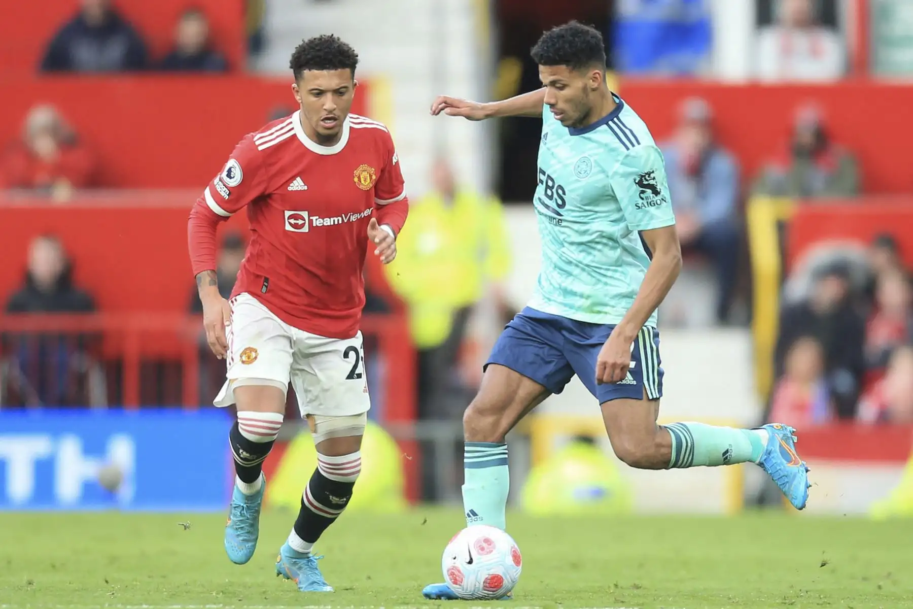 El delantero inglés del Manchester United, Jadon Sancho, lucha por el balón con el defensor inglés del Leicester City, James Justin, durante el partido de la Premier League. Foto: AFP