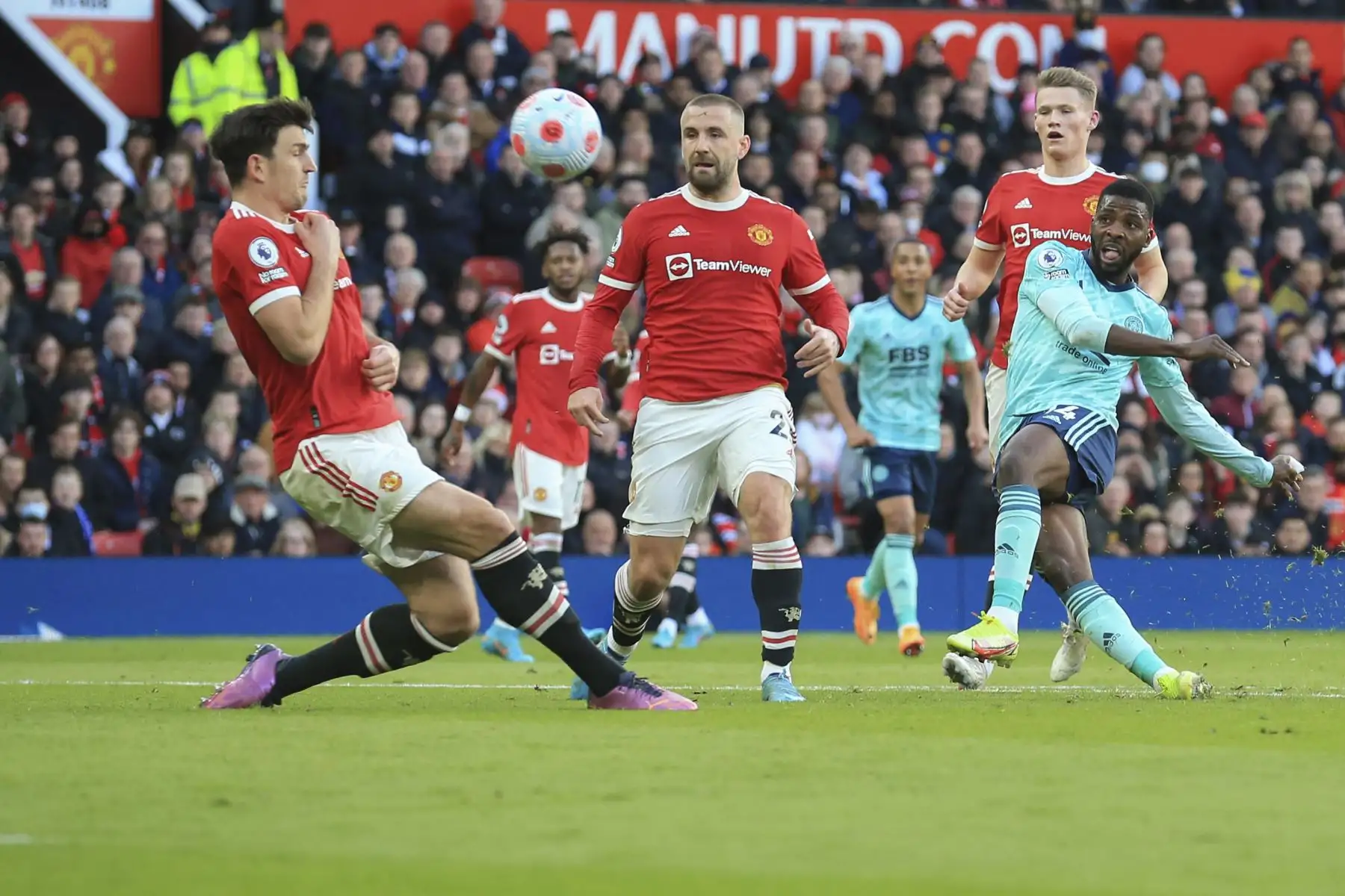 El delantero nigeriano del Leicester City, Kelechi Iheanacho, dispara el balón pero no logra anotar durante el partido de la Premier League. Foto: AFP