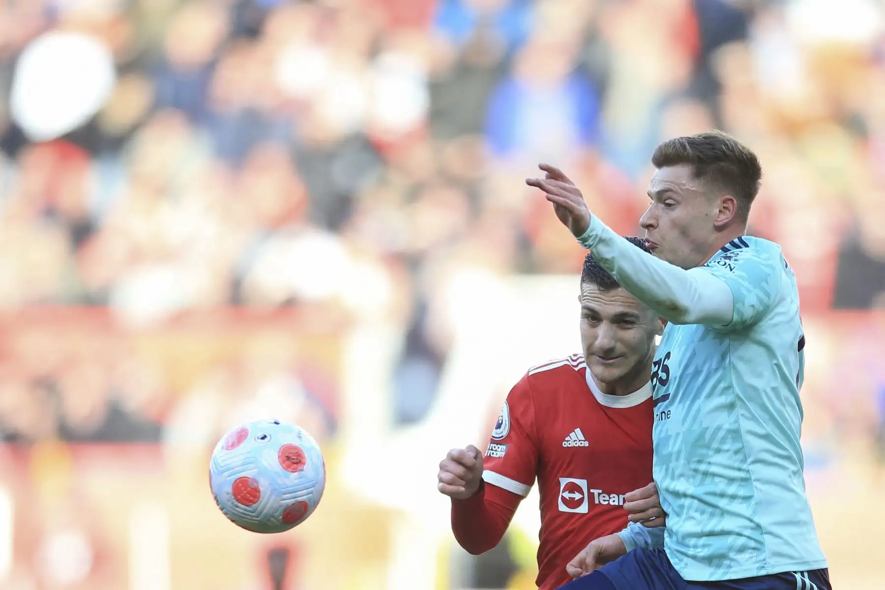 El mediocampista inglés de Leicester City, Harvey Barnes, lucha por el balón con el defensor portugués del Manchester United, Diogo Dalot, durante el partido de la Premier League, en Old Trafford. Foto: AFP
