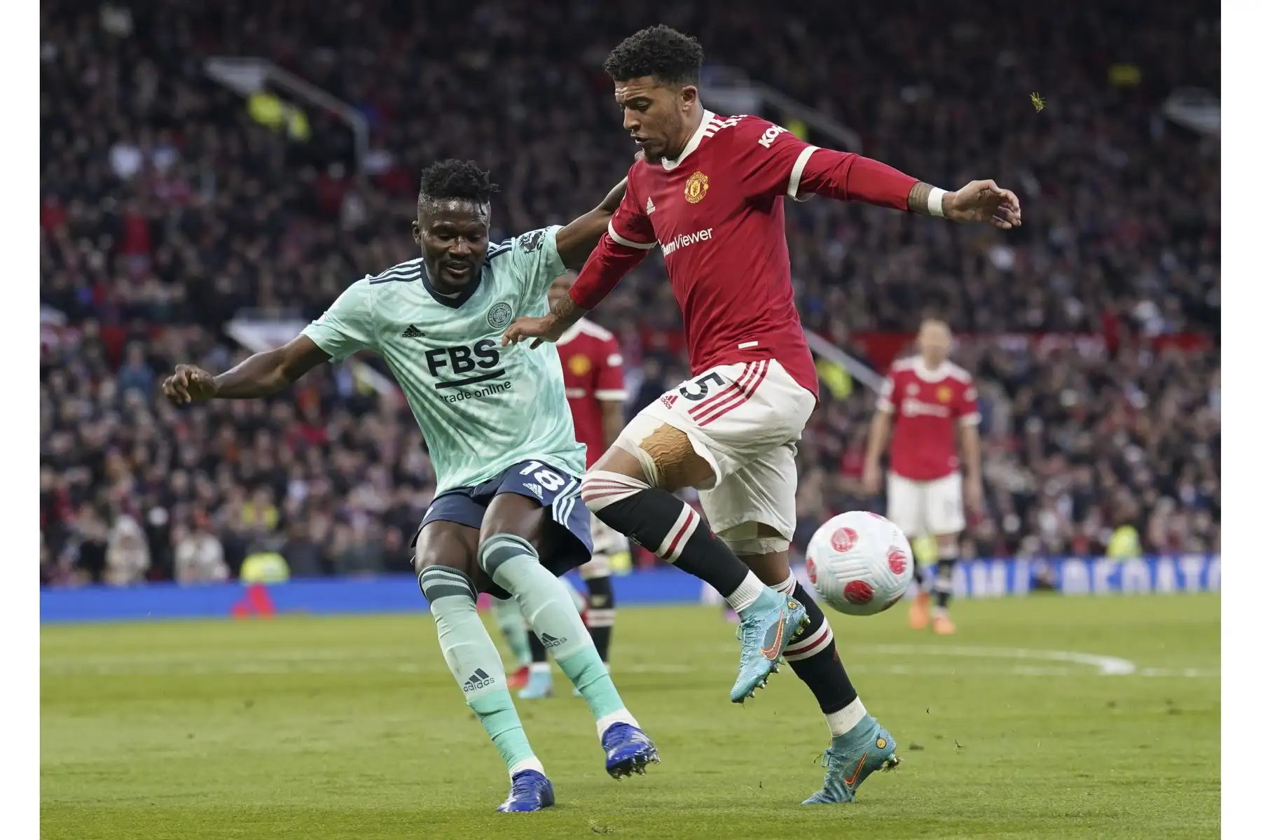 Jadon Sancho del Manchester United en acción contra Daniel Amartey del Leicester durante el partido de la Premier League. Foto: AFP
