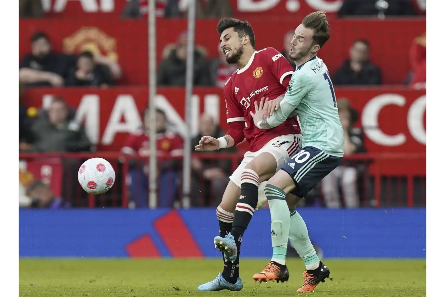 James Maddison de Leicester en acción contra Alex Telles de Manchester United durante el partido de la Premier League. Foto: EFE
