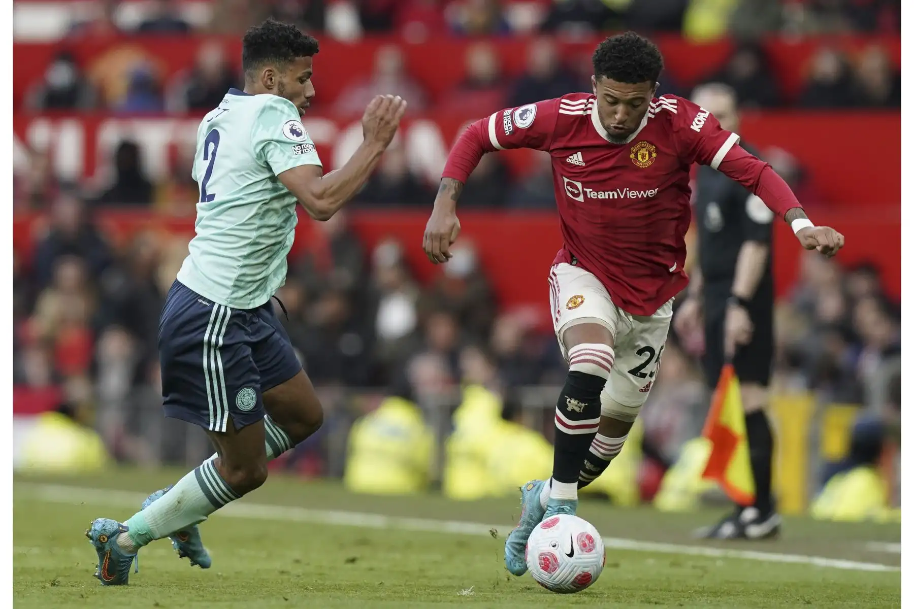 Jadon Sancho del Manchester United en acción contra James Justin del Leicester durante el partido de la Premier League. Foto: EFE