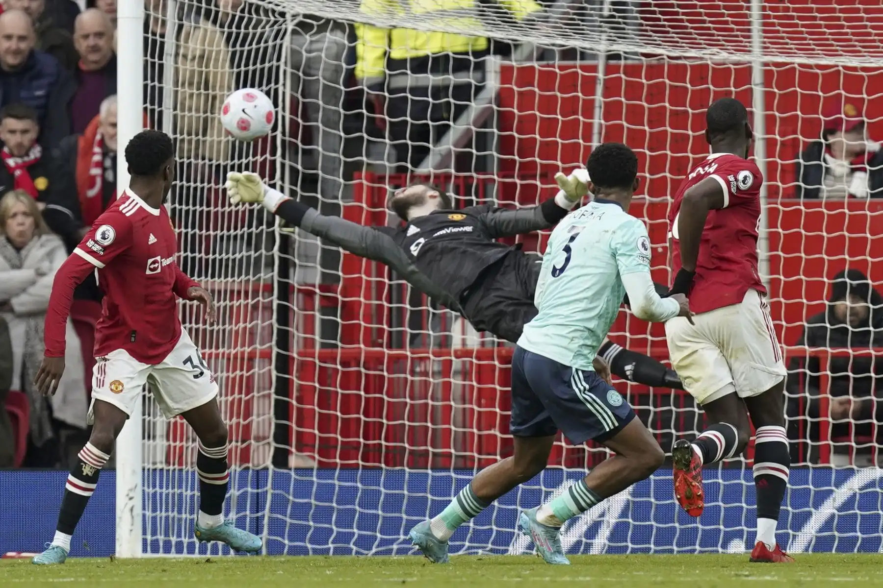 Wesley Fofana del Leicester en acción contra el portero del Manchester United David de Gea durante el partido de la Premier League. Foto: EFE