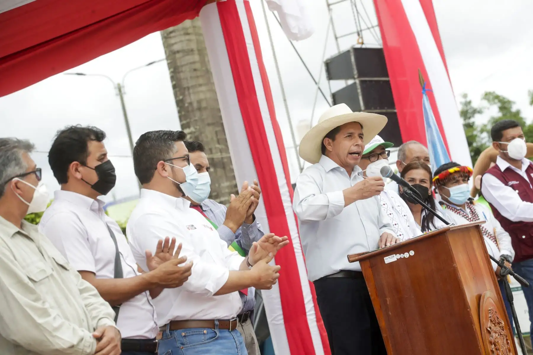 El presidente Pedro Castillo entrega títulos de propiedad rural a 1,200 pequeños productores agrarios de la región San Martín. Foto: ANDINA/Prensa Presidencia
