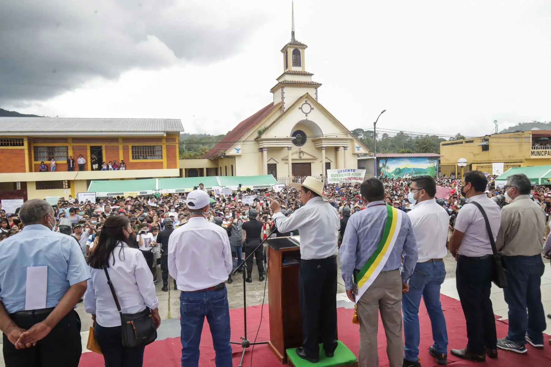 El presidente Pedro Castillo entrega títulos de propiedad rural a 1,200 pequeños productores agrarios de la región San Martín. Foto: ANDINA/Prensa Presidencia