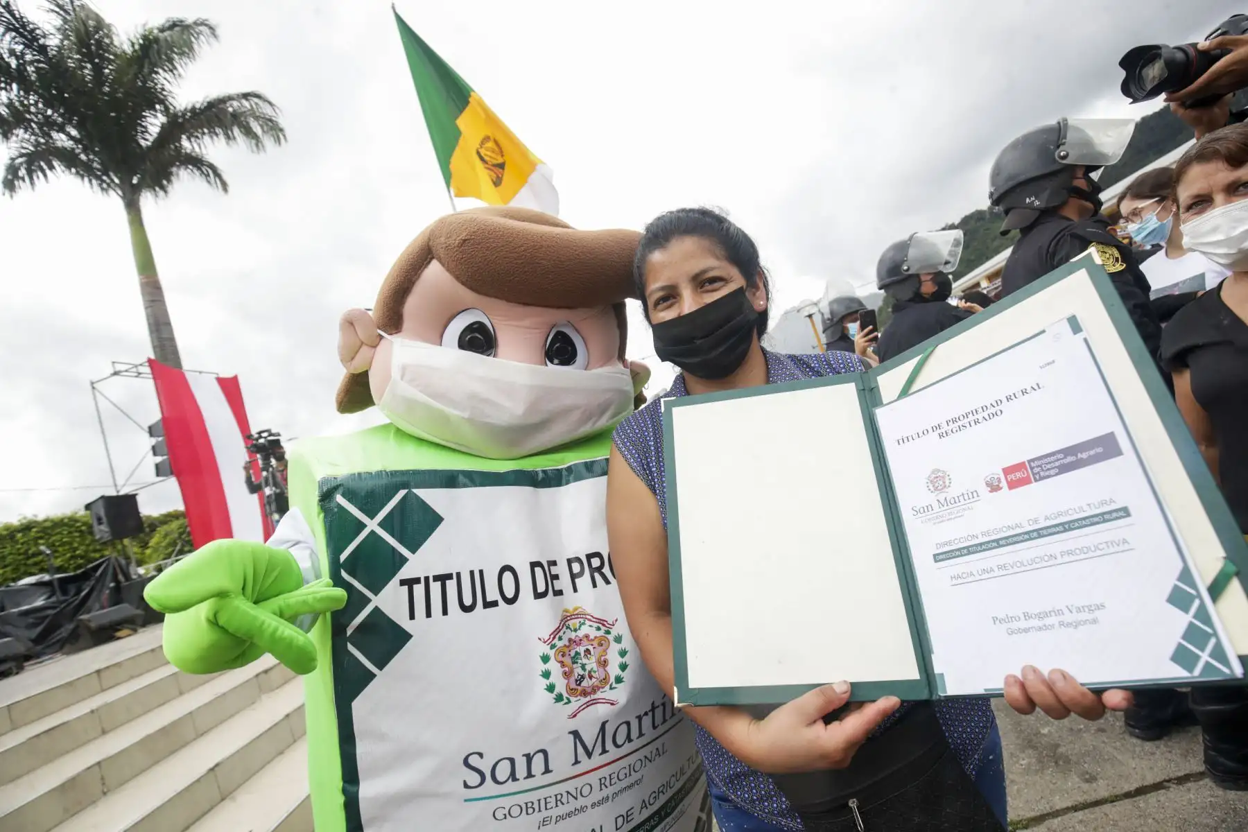 El presidente Pedro Castillo entrega títulos de propiedad rural a 1,200 pequeños productores agrarios de la región San Martín. Foto: ANDINA/Prensa Presidencia
