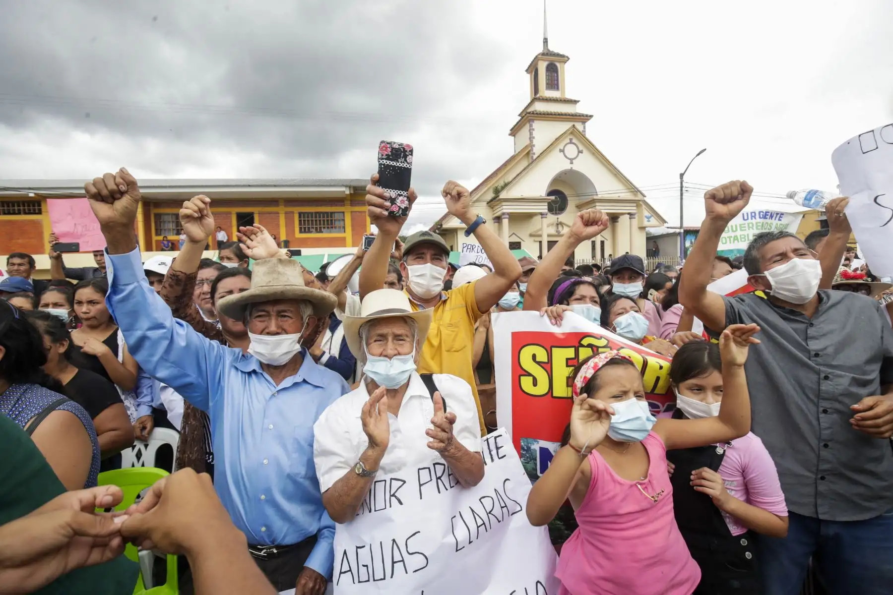 El presidente Pedro Castillo entrega títulos de propiedad rural a 1,200 pequeños productores agrarios de la región San Martín. Foto: ANDINA/Prensa Presidencia