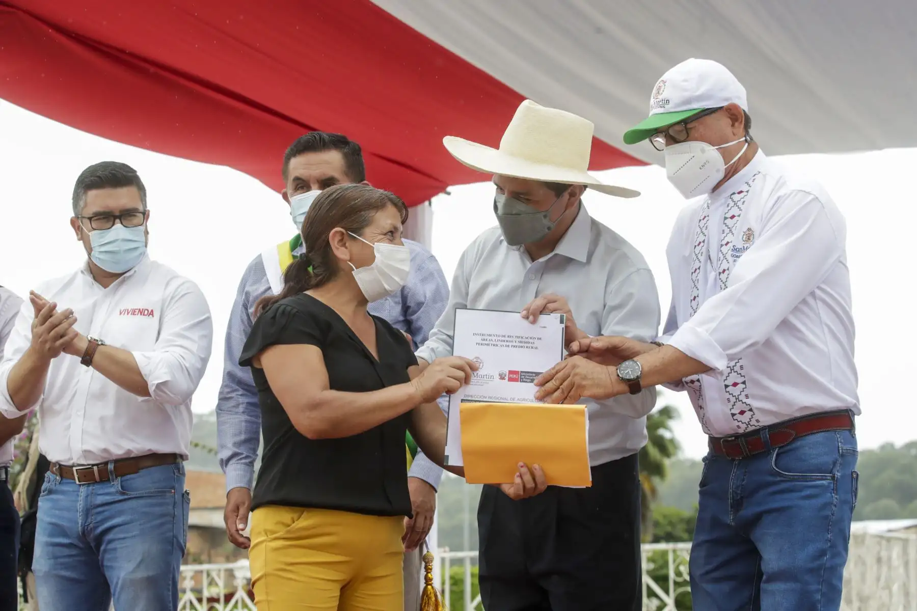 El presidente Pedro Castillo entrega títulos de propiedad rural a 1,200 pequeños productores agrarios de la región San Martín. Foto: ANDINA/Prensa Presidencia