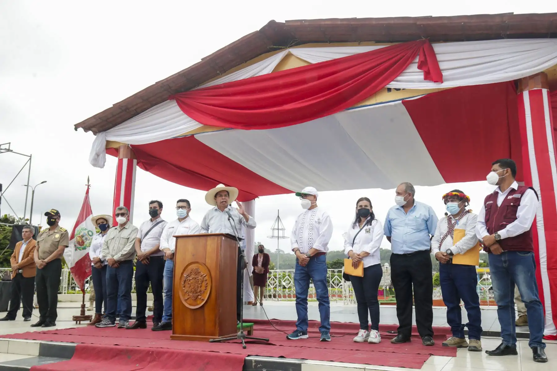 El presidente Pedro Castillo entrega títulos de propiedad rural a 1,200 pequeños productores agrarios de la región San Martín. Foto: ANDINA/Prensa Presidencia