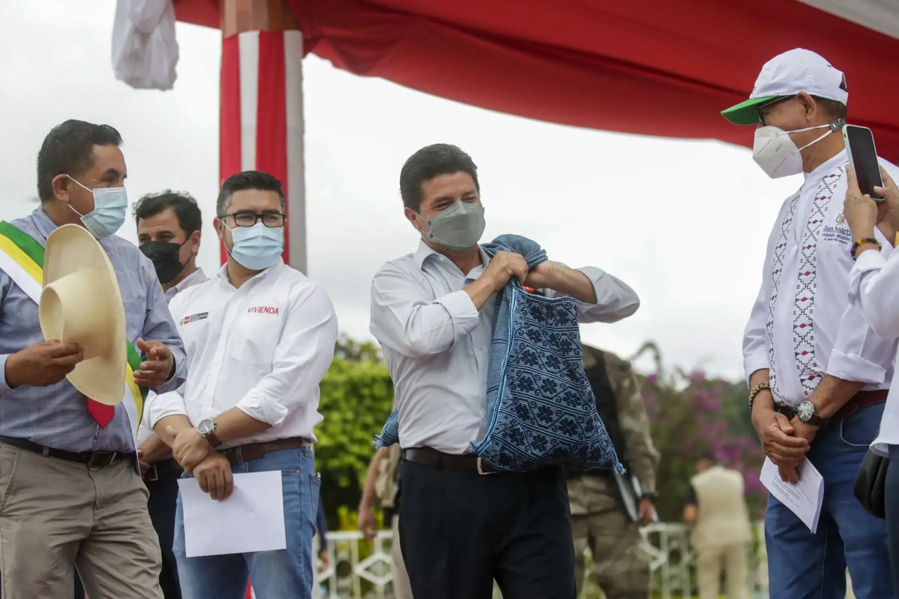 El presidente Pedro Castillo entrega títulos de propiedad rural a 1,200 pequeños productores agrarios de la región San Martín. Foto: ANDINA/Prensa Presidencia