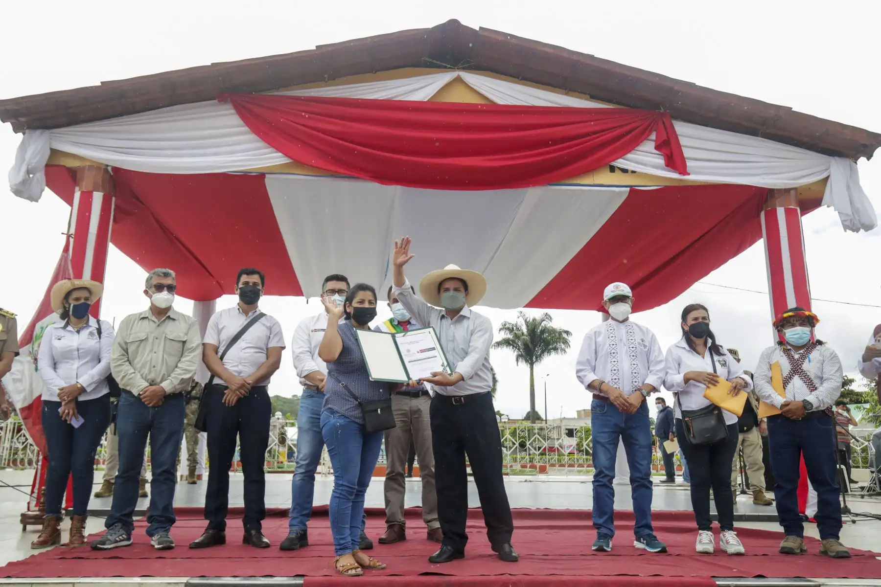 El presidente Pedro Castillo entrega títulos de propiedad rural a 1,200 pequeños productores agrarios de la región San Martín. Foto: ANDINA/Prensa Presidencia