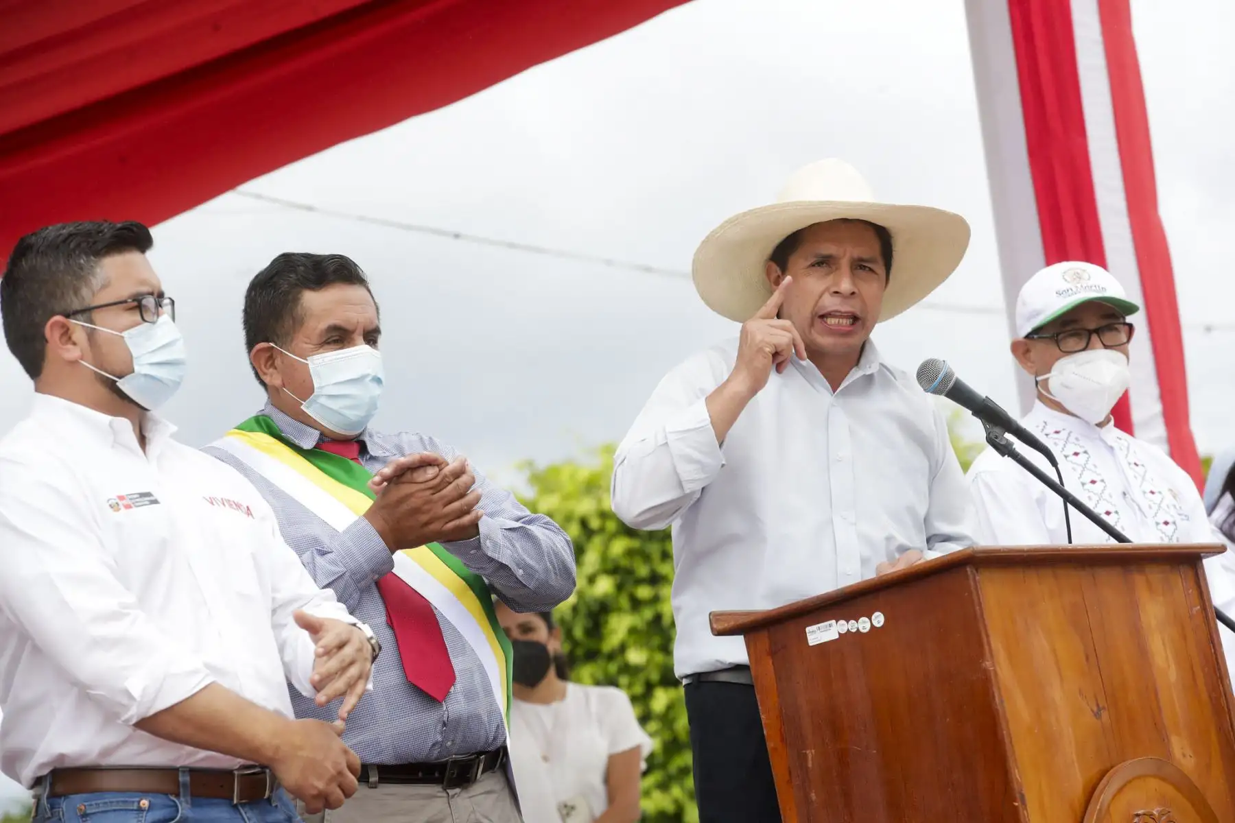 El presidente Pedro Castillo entrega títulos de propiedad rural a 1,200 pequeños productores agrarios de la región San Martín. Foto: ANDINA/Prensa Presidencia