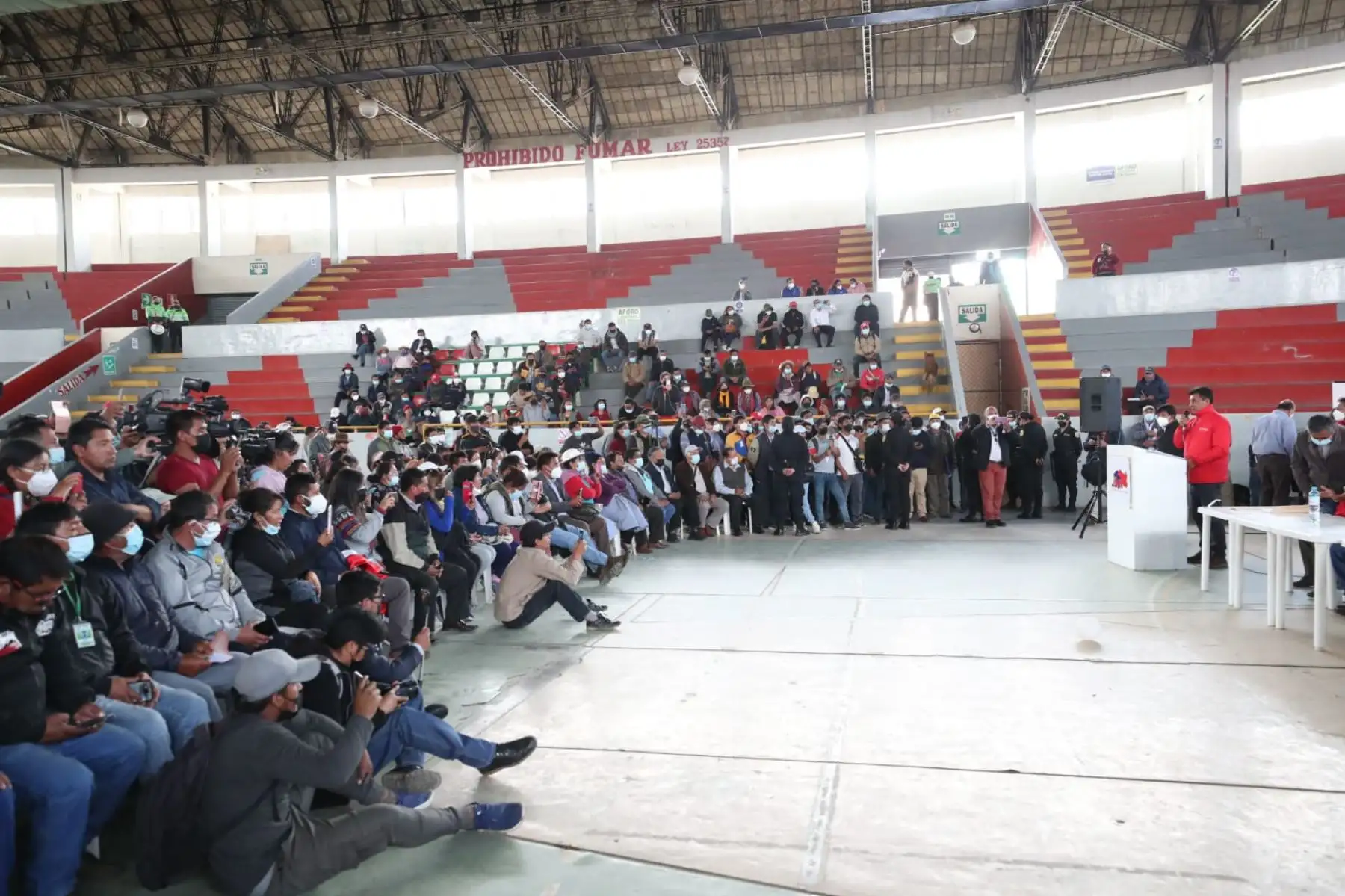 La comitiva del Poder Ejecutivo se reúne en el coliseo Wanka (Huancayo) con dirigentes y representantes de gremios con el fin de instalar la Mesa Técnica de Alto Nivel ante las demandas de la población de Huancayo, en Junín. Foto: ANDINA/PCM