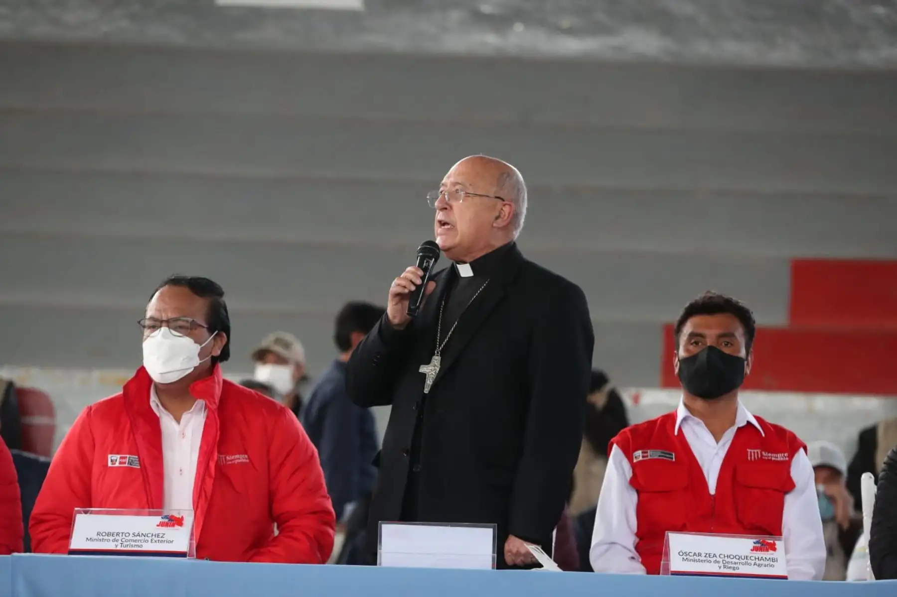 La comitiva del Poder Ejecutivo se reúne en el coliseo Wanka (Huancayo) con dirigentes y representantes de gremios con el fin de instalar la Mesa Técnica de Alto Nivel ante las demandas de la población de Huancayo, en Junín. Participa el Cardenal, Pedro Barreto. Foto: ANDINA/PCM