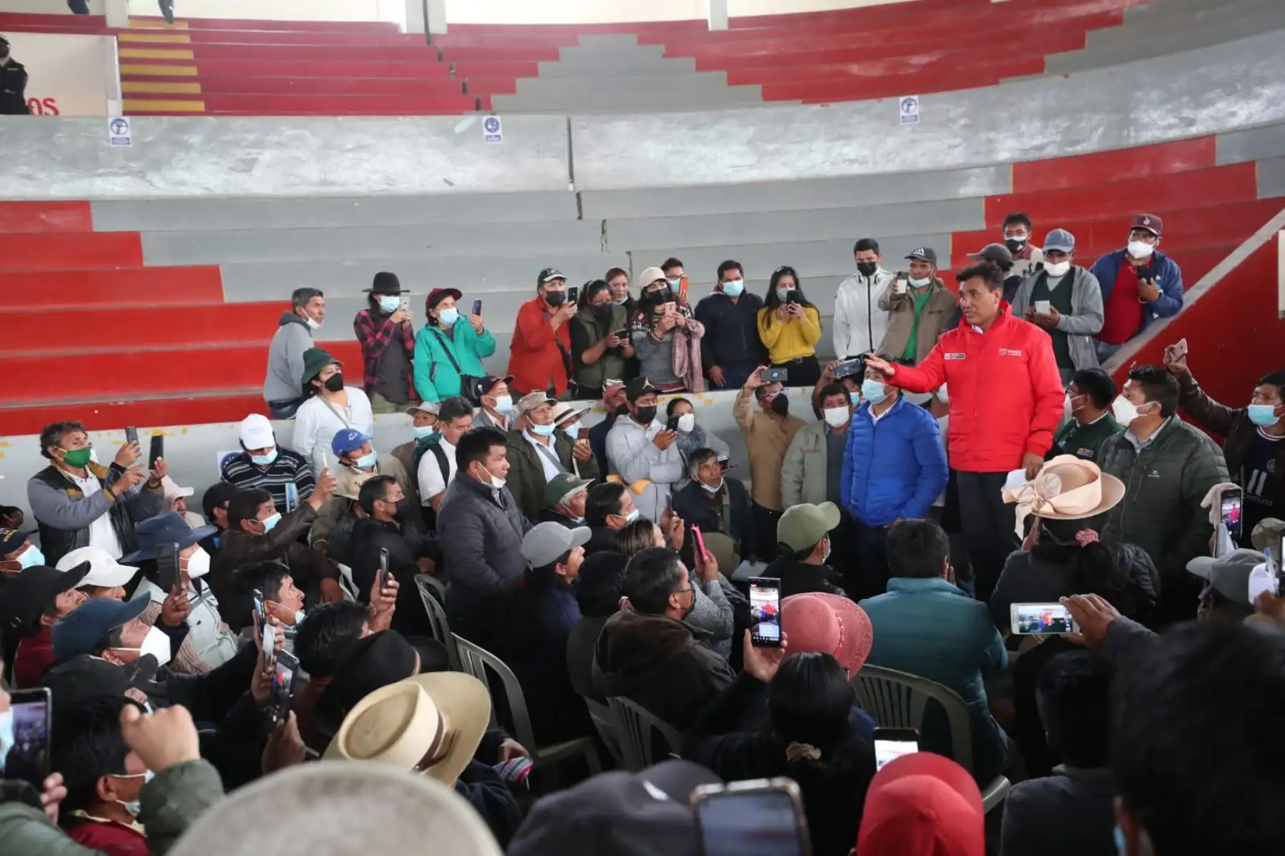 La comitiva del Poder Ejecutivo se reúne en el coliseo Wanka (Huancayo) con dirigentes y representantes de gremios con el fin de instalar la Mesa Técnica de Alto Nivel ante las demandas de la población de Huancayo, en Junín. Foto: ANDINA/PCM