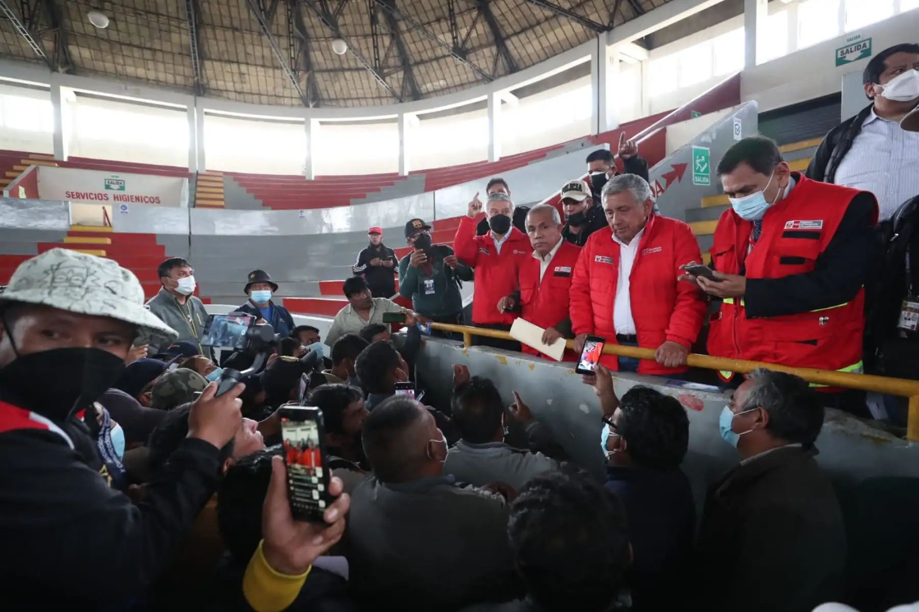 La comitiva del Poder Ejecutivo se reúne en el coliseo Wanka (Huancayo) con dirigentes y representantes de gremios con el fin de instalar la Mesa Técnica de Alto Nivel ante las demandas de la población de Huancayo, en Junín. Foto: ANDINA/PCM