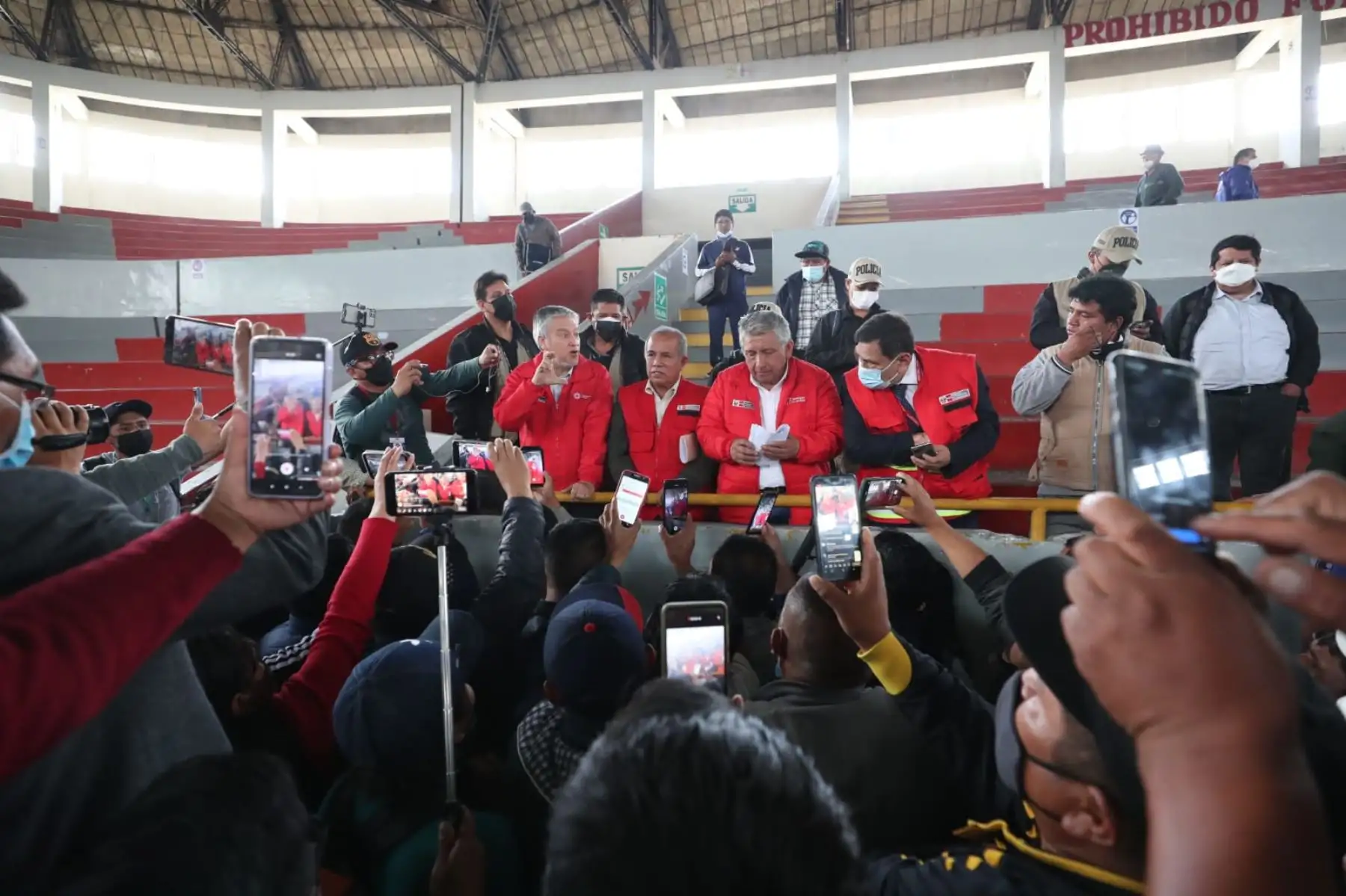 La comitiva del Poder Ejecutivo se reúne en el coliseo Wanka (Huancayo) con dirigentes y representantes de gremios con el fin de instalar la Mesa Técnica de Alto Nivel ante las demandas de la población de Huancayo, en Junín. Foto: ANDINA/PCM