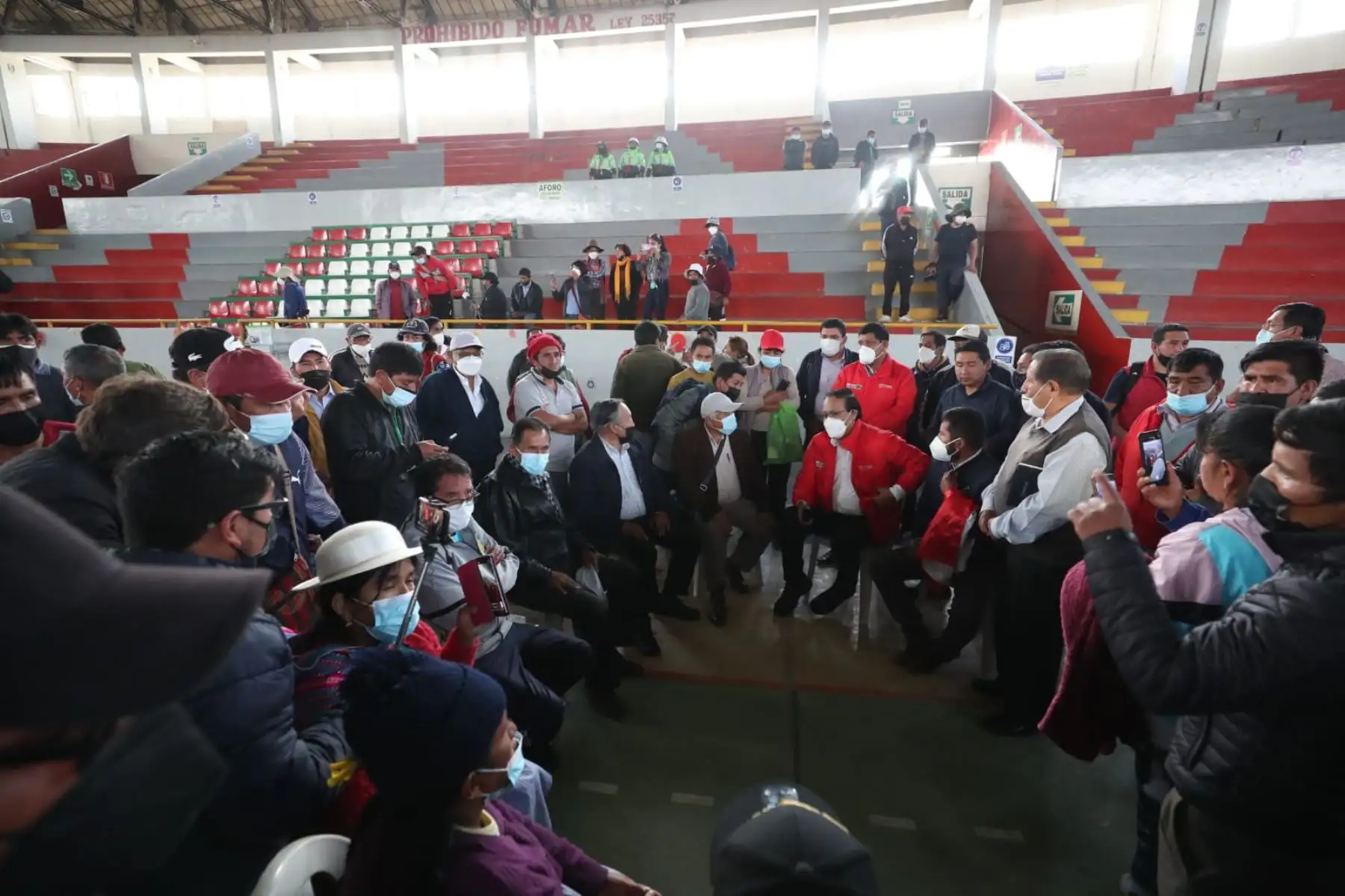 La comitiva del Poder Ejecutivo se reúne en el coliseo Wanka (Huancayo) con dirigentes y representantes de gremios con el fin de instalar la Mesa Técnica de Alto Nivel ante las demandas de la población de Huancayo, en Junín. Foto: ANDINA/PCM
