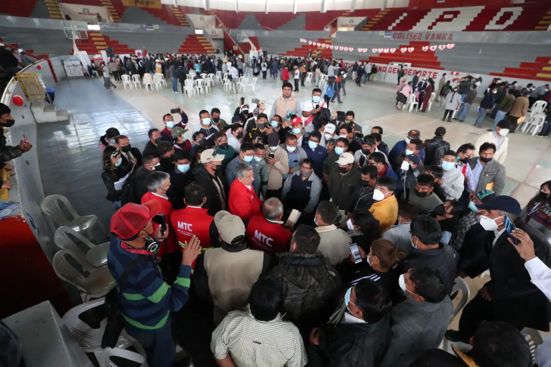 La comitiva del Poder Ejecutivo se reúne en el coliseo Wanka (Huancayo) con dirigentes y representantes de gremios con el fin de instalar la Mesa Técnica de Alto Nivel ante las demandas de la población de Huancayo, en Junín. Foto: ANDINA/PCM