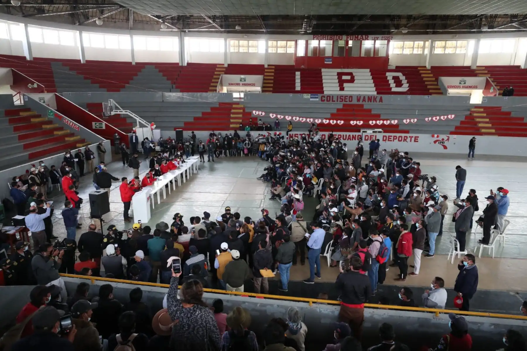 La comitiva del Poder Ejecutivo se reúne en el coliseo Wanka (Huancayo) con dirigentes y representantes de gremios con el fin de instalar la Mesa Técnica de Alto Nivel ante las demandas de la población de Huancayo, en Junín. Foto: ANDINA/PCM