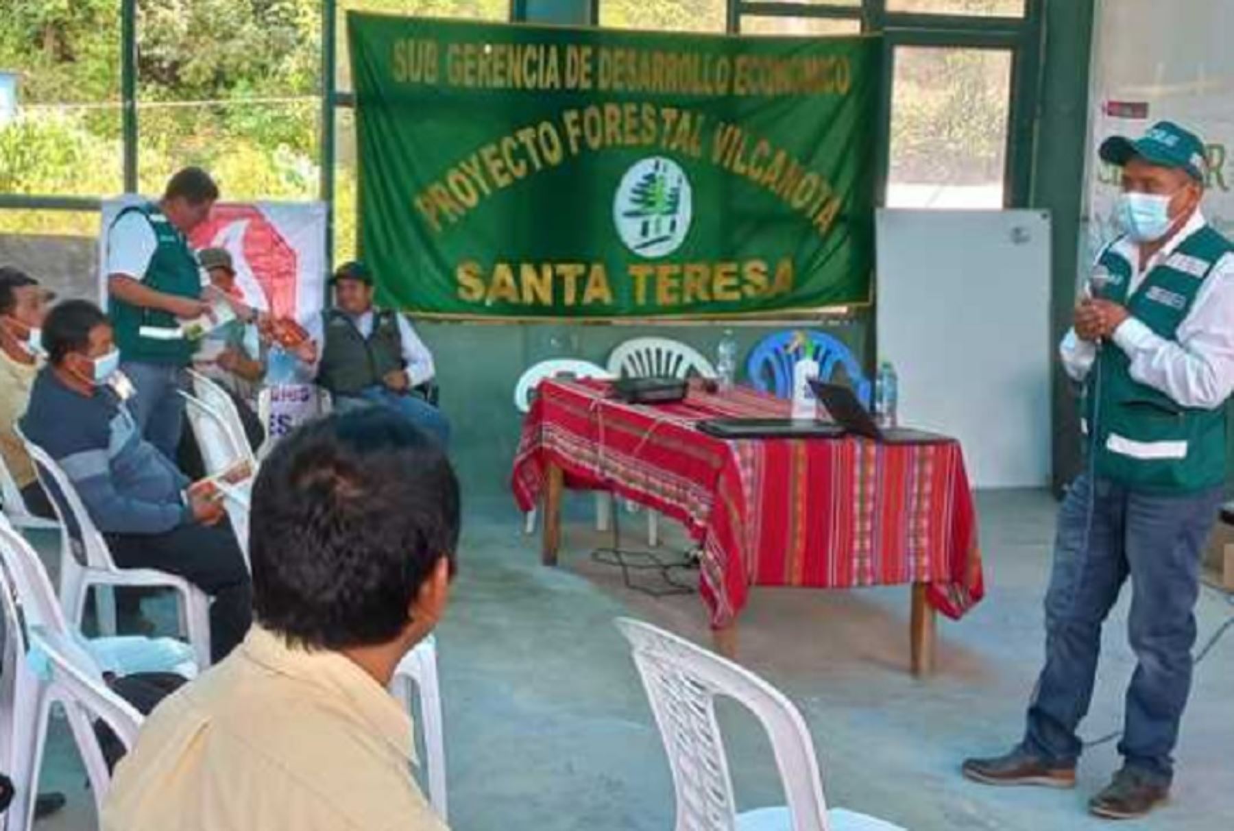 El Servicio Nacional Forestal y de Fauna Silvestre (Serfor) brindó una charla informativa de sensibilización en el sector Ccochapampa, ubicado en el distrito de Santa Teresa, provincia de La Convención, región Cusco, para promover el aprovechamiento sostenible de los recursos forestales de la zona.