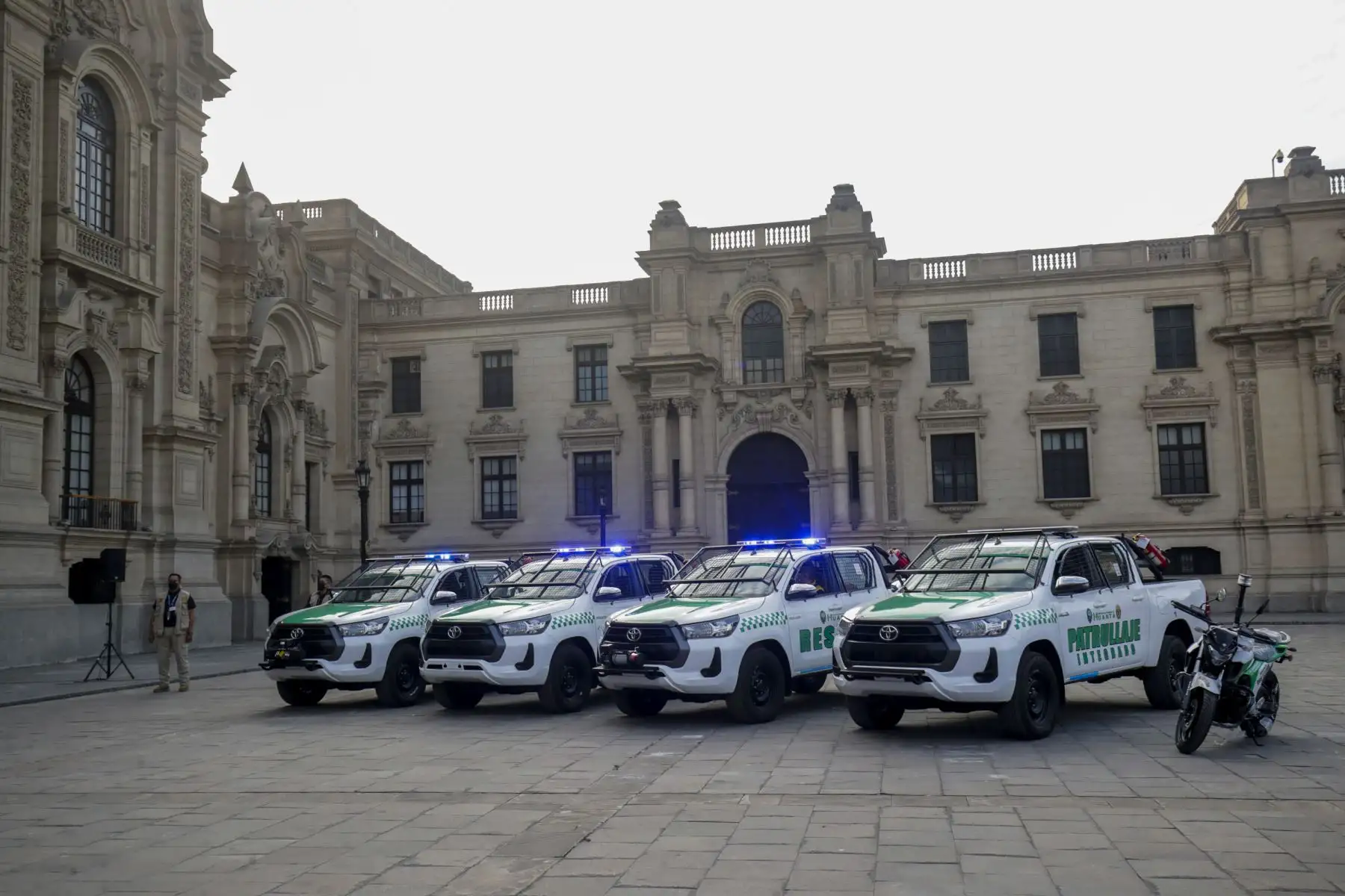 El presidente de la República, Pedro Castillo, hizo entrega de ocho patrulleros y 16 motos lineales destinados a la Municipalidad Provincial de Huanta. Foto: ANDINA/Prensa Presidencia