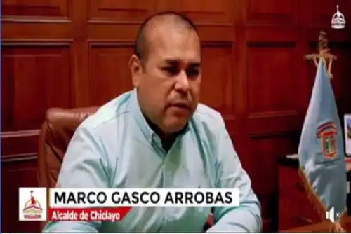 El alcalde de Chiclayo y los demás imputados son acusados por haber concertado la suscripción de un contrato por el alquiler de compactadoras para el recojo de residuos sólidos con una empresa que no cumplía con los requisitos establecidos.