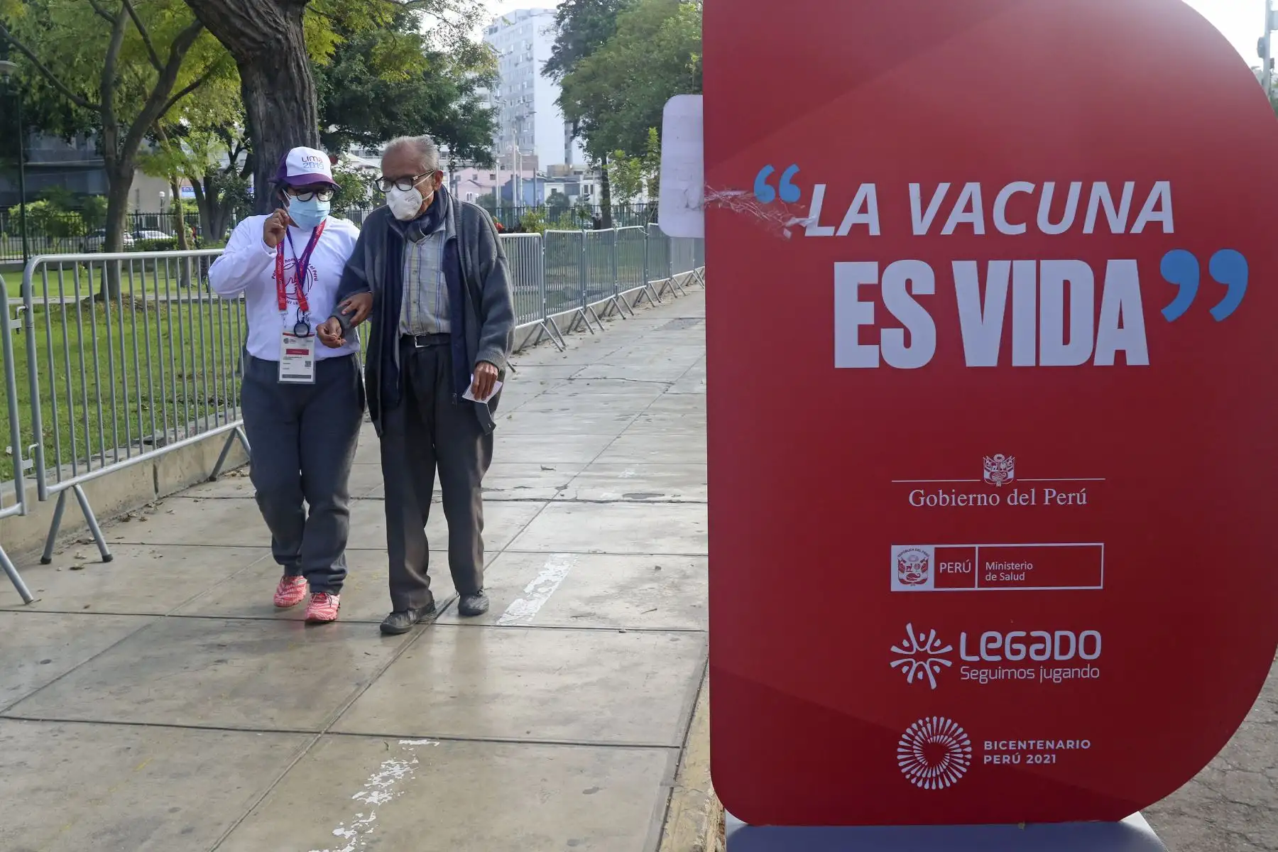El ministerio de Salud (Minsa) continúa campaña vacunación contra la covid-19 dirigida a mayores de 70 años y personas inmunosuprimidas. Al vacunatorio del Campo de Marte acuden también decenas de personas, de distintas edades, para recibir su dosis de refuerzo. Foto: ANDINA/Eddy Ramos