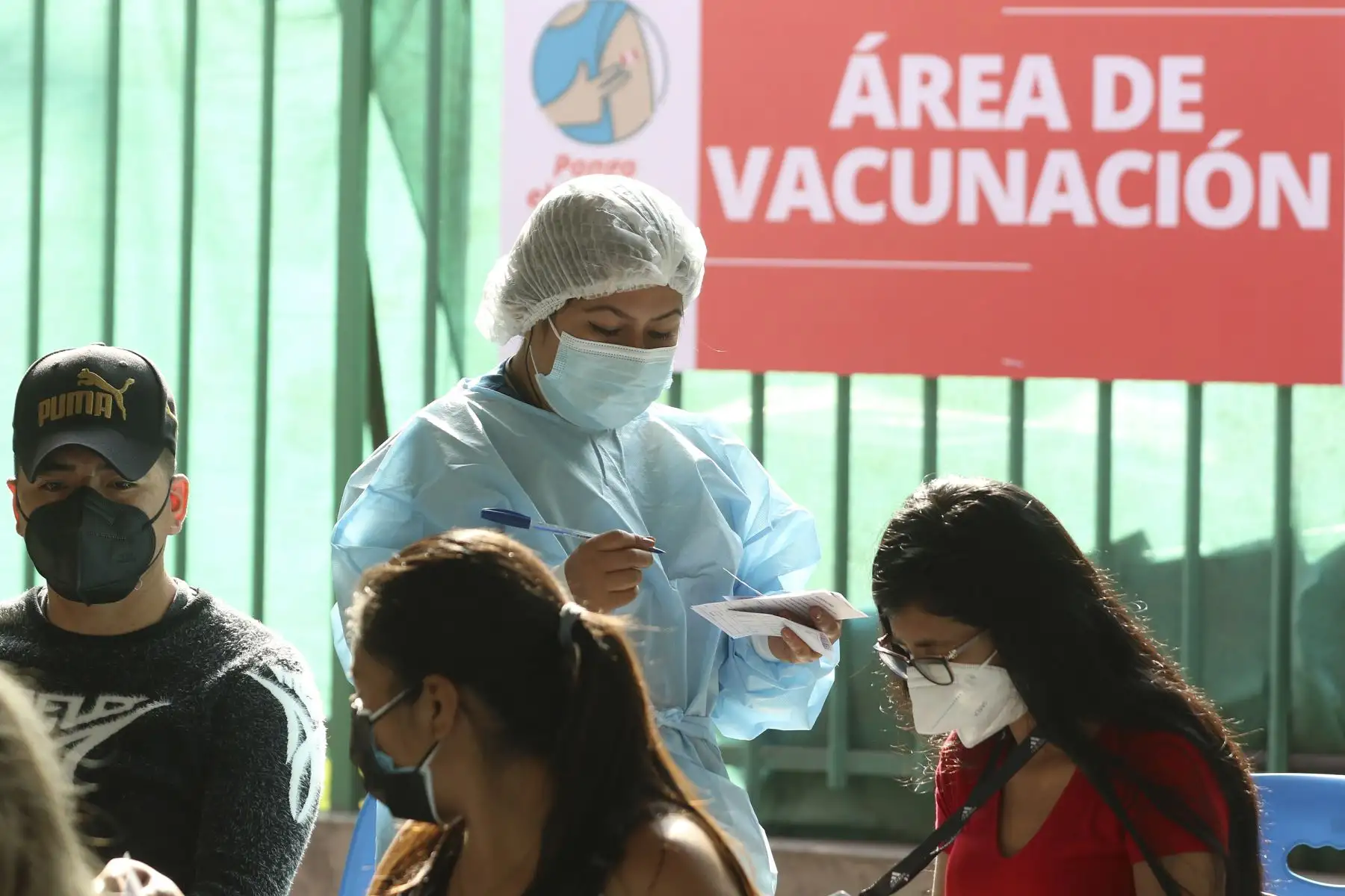 El ministerio de Salud (Minsa) continúa campaña vacunación contra la covid-19 dirigida a mayores de 70 años y personas inmunosuprimidas, en el Campo de Marte. Foto: ANDINA/Eddy Ramos