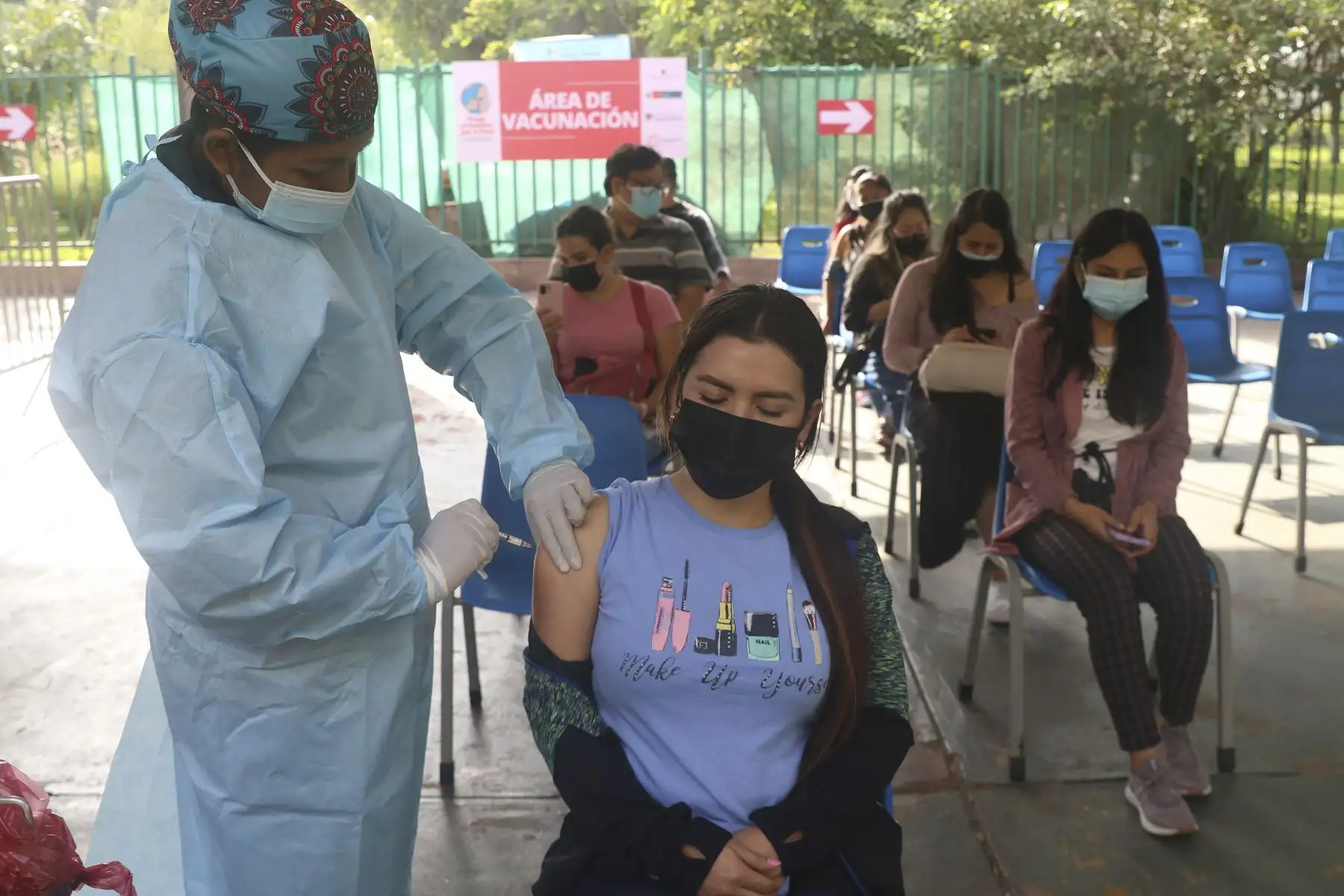 El ministerio de Salud (Minsa) continúa campaña vacunación contra la covid-19 dirigida a mayores de 70 años y personas inmunosuprimidas, en el Campo de Marte. Foto: ANDINA/Eddy Ramos