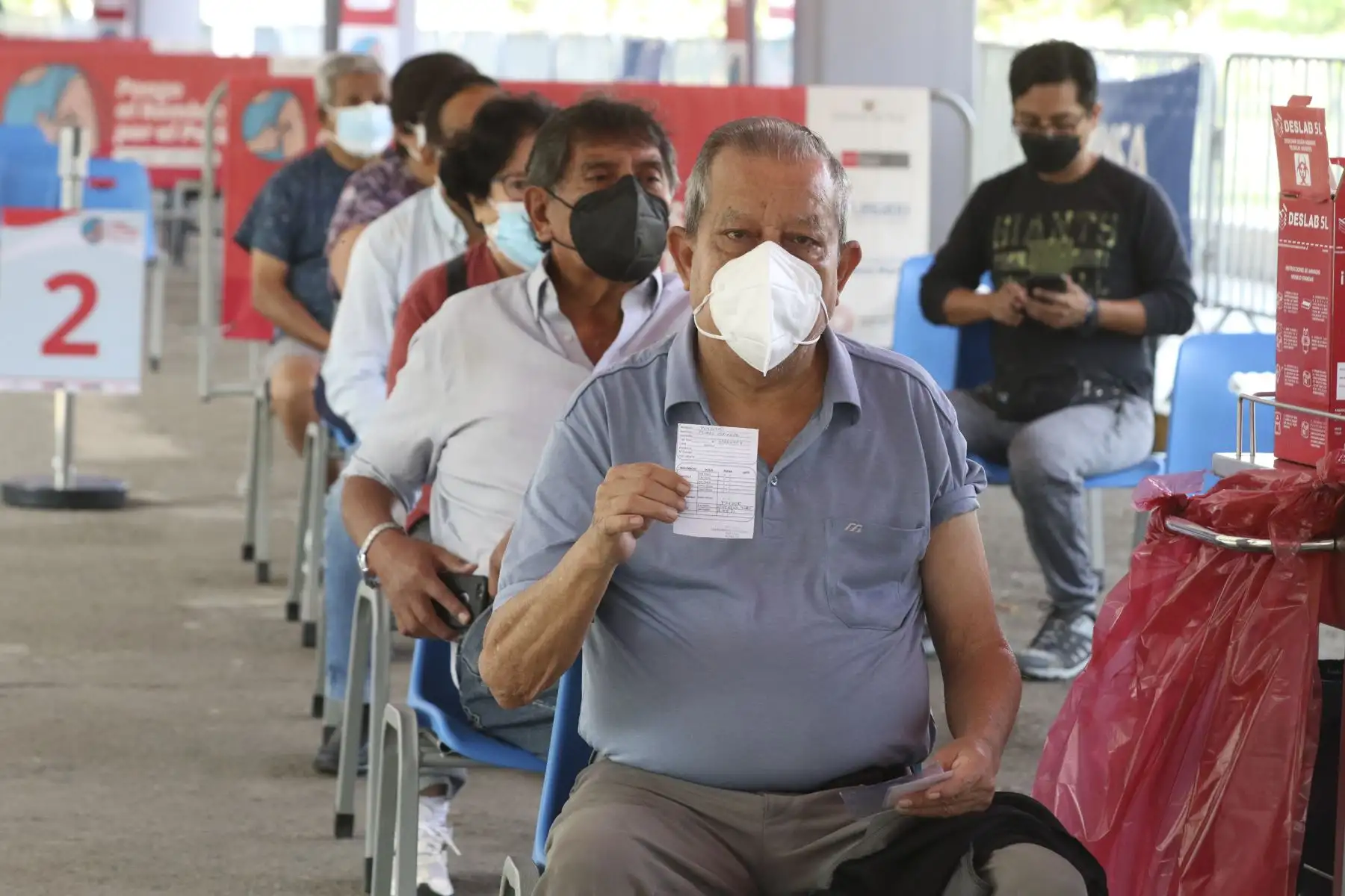 El ministerio de Salud (Minsa) continúa campaña vacunación contra la covid-19 dirigida a mayores de 70 años y personas inmunosuprimidas, en el Campo de Marte. Foto: ANDINA/Eddy Ramos