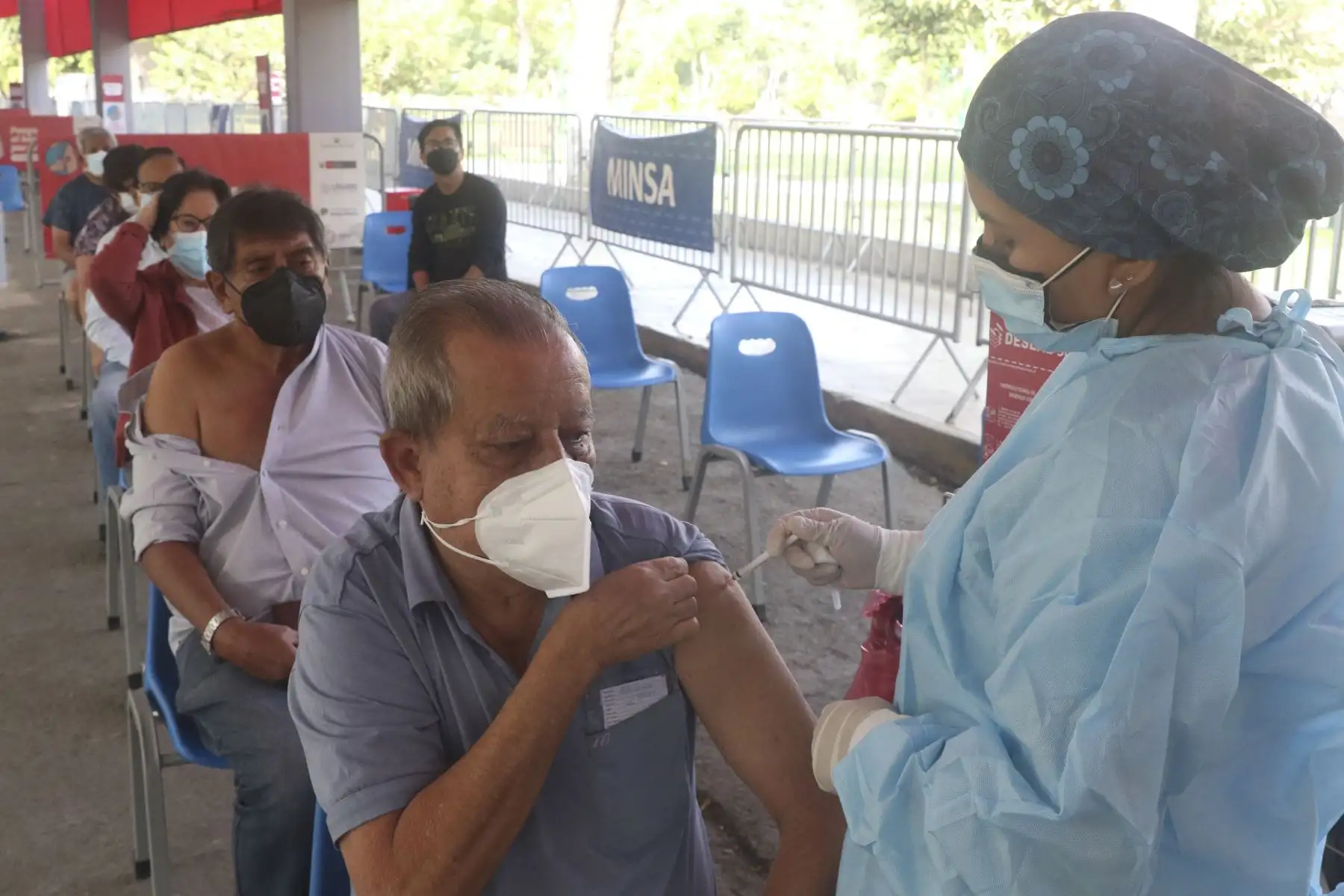El ministerio de Salud (Minsa) continúa campaña vacunación contra la covid-19 dirigida a mayores de 70 años y personas inmunosuprimidas, en el Campo de Marte. Foto: ANDINA/Eddy Ramos