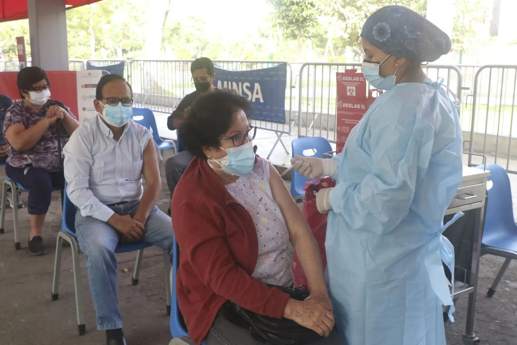 El ministerio de Salud (Minsa) continúa campaña vacunación contra la covid-19 dirigida a mayores de 70 años y personas inmunosuprimidas, en el Campo de Marte. Foto: ANDINA/Eddy Ramos