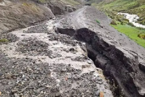 El tránsito vehicular se encuentra interrumpido y no se cuenta con una ruta alterna.