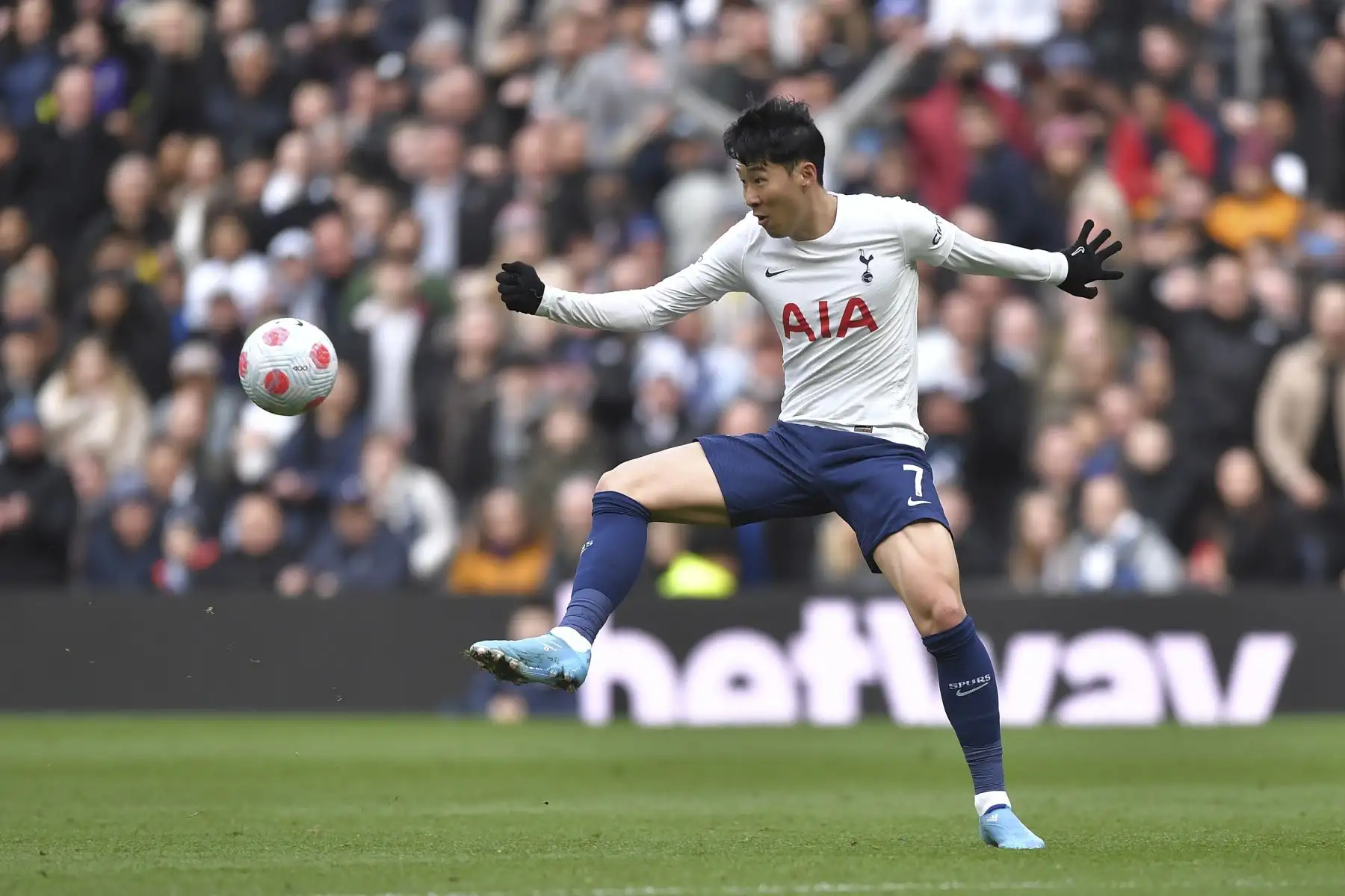 Son Heung-Min del Tottenham en acción durante el partido de fútbol de la Premier League. Foto: EFE