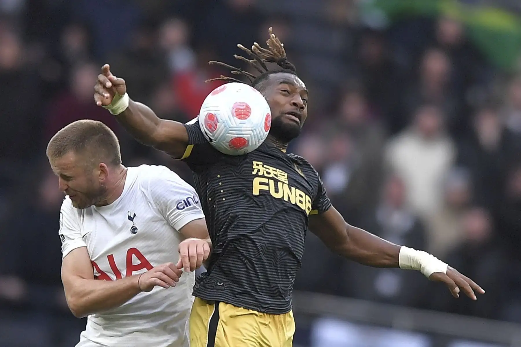 Eric Dier del Tottenham en acción contra Allan Saint-Maximin del Newcastle durante el partido de la Premier League. Foto: EFE