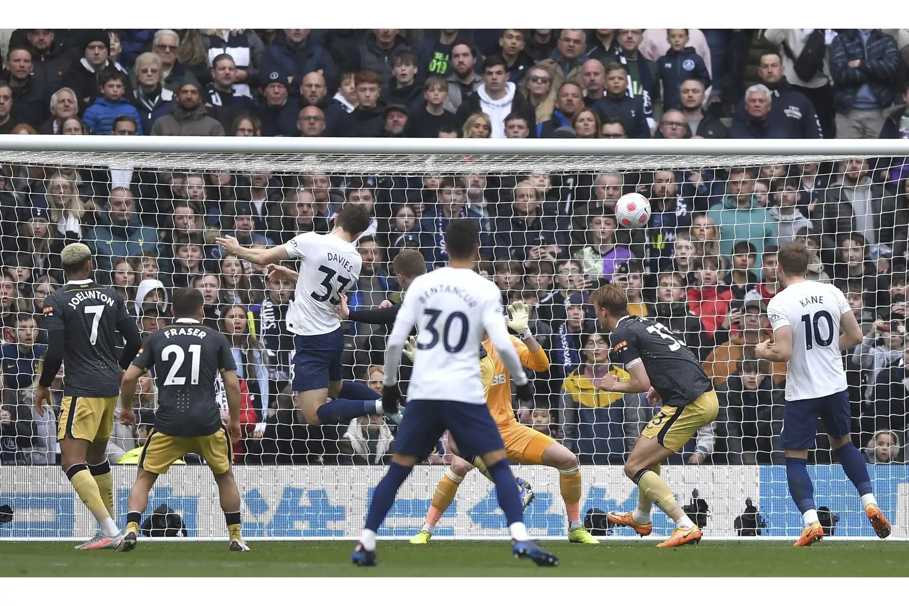 Ben Davies del Tottenham anota el gol del empate contra Newcastle durante el partido de la Premier League. Foto: EFE