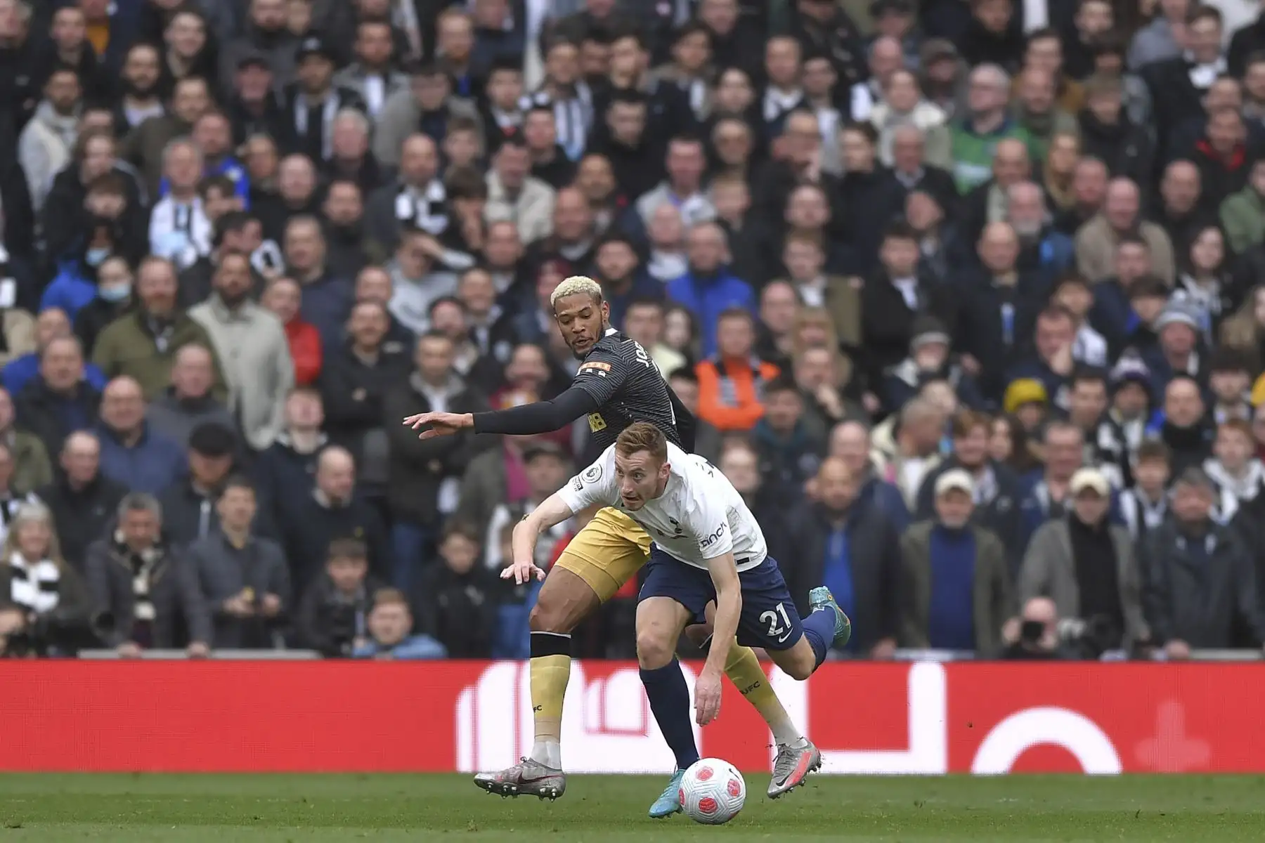 Joelinton del Newcastle en acción contra Dejan Kulusevski del Tottenham durante el partido de la Premier League. Foto: EFE