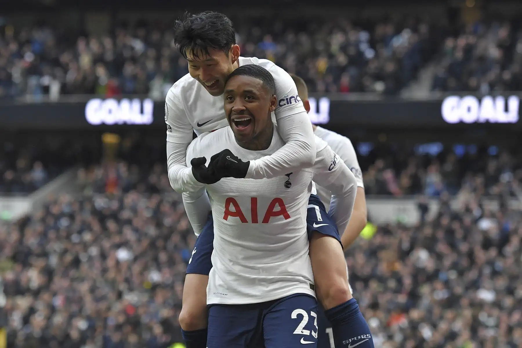 Steven Bergwijn y Son Heung-Min del Tottenham celebran después de anotar la ventaja de 5-1 ante el Newcastle durante el partido de la Premier League, en Londres. Foto: EFE